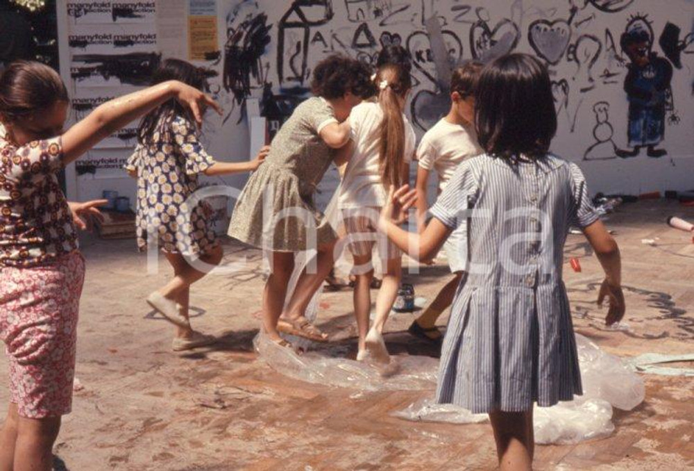 35th Venice Biennale Esposizione internazionale d'arte 1970 35mm vintage slide 7 Diapositiva d'epoca, in formato 35 mm. E' severamente vietata la riproduzione. Tutti i diritti sono riservati.  ICharta mette in vendita, sul negozio eBay e in esclusiva sul sito "icharta" il proprio archivio composto da numerose diapositive e negativi fotografici d'epoca, tutti originali e autentici, che attraversano la storia del costume tra la fine degli anni Sessanta e Novanta.Si tratta di uno sguardo inedito sull'attualità, la politica, la vita quotidiana, il gossip e la cultura, che fotografa il cambiamento della nazione in quest'ultimo scorcio del XX secolo. Un'occasione unica per il mercato del collezionismo, che vede finalmente disponibile un archivio eccezionale per vastità, tematiche e condizioni, in un settore (il negativo fotografico e la diapositiva) di assoluta novità e dalle interessanti prospettive di investimento.  CONDIZIONI:FAIR/discretoFORMATO: 35mm originale e autentica 1