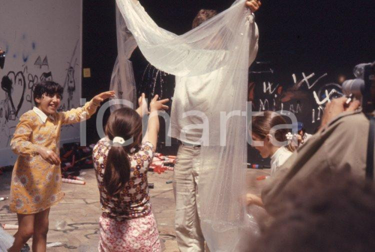 35th Venice Biennale Esposizione internazionale d'arte 1970 35mm vintage slide 8 Diapositiva d'epoca, in formato 35 mm. E' severamente vietata la riproduzione. Tutti i diritti sono riservati.  ICharta mette in vendita, sul negozio eBay e in esclusiva sul sito "icharta" il proprio archivio composto da numerose diapositive e negativi fotografici d'epoca, tutti originali e autentici, che attraversano la storia del costume tra la fine degli anni Sessanta e Novanta.Si tratta di uno sguardo inedito sull'attualità, la politica, la vita quotidiana, il gossip e la cultura, che fotografa il cambiamento della nazione in quest'ultimo scorcio del XX secolo. Un'occasione unica per il mercato del collezionismo, che vede finalmente disponibile un archivio eccezionale per vastità, tematiche e condizioni, in un settore (il negativo fotografico e la diapositiva) di assoluta novità e dalle interessanti prospettive di investimento.  CONDIZIONI:FAIR/discretoFORMATO: 35mm originale e autentica 1