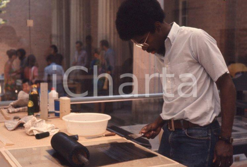35th Venice Biennale Esposizione internazionale arte 1970 35mm vintage slide 10 Diapositiva d'epoca, in formato 35 mm. E' severamente vietata la riproduzione. Tutti i diritti sono riservati.  ICharta mette in vendita, sul negozio eBay e in esclusiva sul sito "icharta" il proprio archivio composto da numerose diapositive e negativi fotografici d'epoca, tutti originali e autentici, che attraversano la storia del costume tra la fine degli anni Sessanta e Novanta.Si tratta di uno sguardo inedito sull'attualità, la politica, la vita quotidiana, il gossip e la cultura, che fotografa il cambiamento della nazione in quest'ultimo scorcio del XX secolo. Un'occasione unica per il mercato del collezionismo, che vede finalmente disponibile un archivio eccezionale per vastità, tematiche e condizioni, in un settore (il negativo fotografico e la diapositiva) di assoluta novità e dalle interessanti prospettive di investimento.  CONDIZIONI:GOOD/buonoFORMATO: 35mm originale e autentica 1