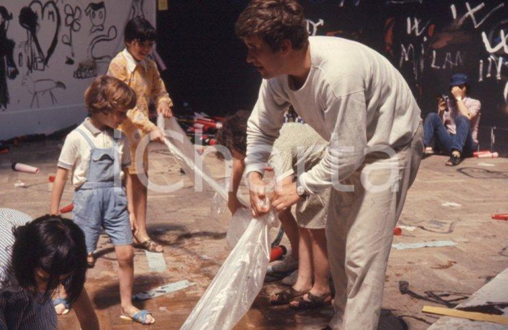 35th Venice Biennale Esposizione internazionale arte 1970 35mm vintage slide 11 Diapositiva d'epoca, in formato 35 mm. E' severamente vietata la riproduzione. Tutti i diritti sono riservati.  ICharta mette in vendita, sul negozio eBay e in esclusiva sul sito "icharta" il proprio archivio composto da numerose diapositive e negativi fotografici d'epoca, tutti originali e autentici, che attraversano la storia del costume tra la fine degli anni Sessanta e Novanta.Si tratta di uno sguardo inedito sull'attualità, la politica, la vita quotidiana, il gossip e la cultura, che fotografa il cambiamento della nazione in quest'ultimo scorcio del XX secolo. Un'occasione unica per il mercato del collezionismo, che vede finalmente disponibile un archivio eccezionale per vastità, tematiche e condizioni, in un settore (il negativo fotografico e la diapositiva) di assoluta novità e dalle interessanti prospettive di investimento.  CONDIZIONI:GOOD/buonoFORMATO: 35mm originale e autentica 1