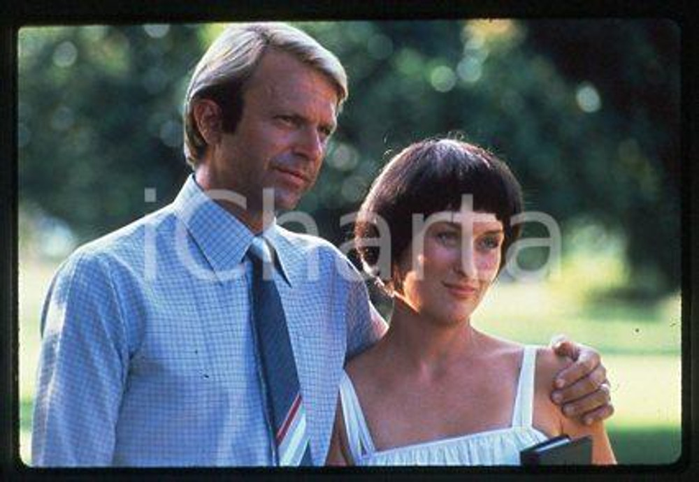 Meryl STREEP Sam NEILL - "A Cry in the Dark" 1988 * 35 mm vintage slide 7  Diapositiva d'epoca, in formato 35 mm.CONDIZIONI: GOODE' severamente vietata la riproduzione. Tutti i diritti sono riservati.Nella diapositiva ICharta mette in vendita, sul negozio eBay e in esclusiva sul sito "icharta" il proprio archivio composto da numerose diapositive e negativi fotografici d'epoca, tutti originali e autentici, che attraversano la storia del costume italiano tra gli la fine degli anni Sessanta e Novanta.Si tratta di uno sguardo inedito sull'attualit&agrave;, la politica, la vita quotidiana, il gossip e la cultura, che fotografa il cambiamento della nazione in quest'ultimo scorcio del XX secolo. Un'occasione unica per il mercato del collezionismo, che vede finalmente disponibile un archivio eccezionale per vastit&agrave;, tematiche e condizioni, in un settore (il negativo fotografico e la diapositiva) di assoluta novit&agrave; e dalle interessanti prospettive di investimento.  CONDIZIONI:FAIR/discreto originale e autentica 1
