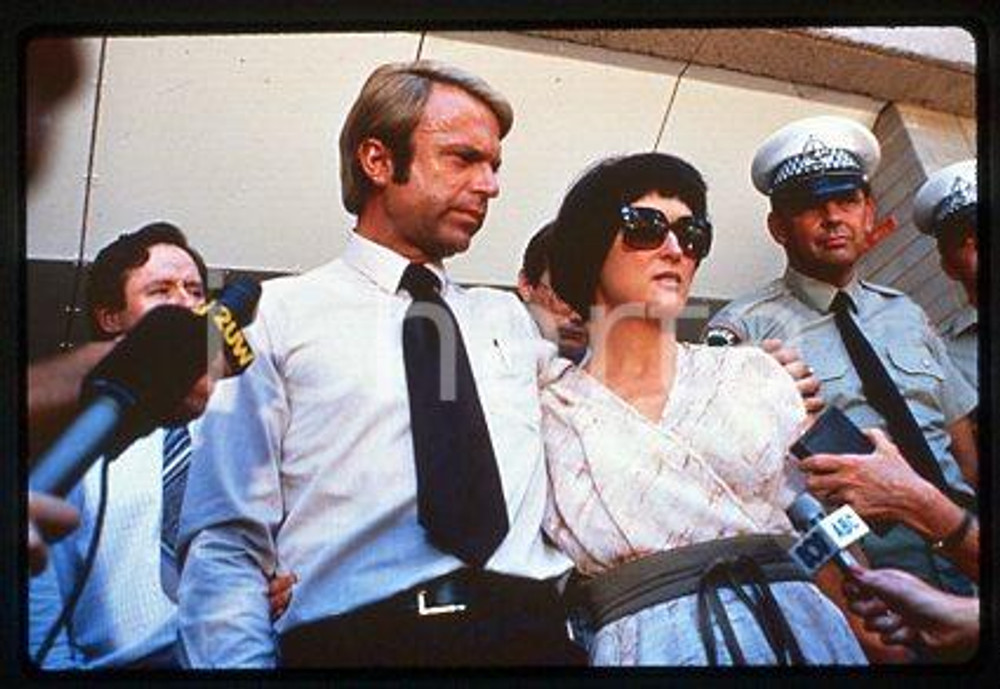 Meryl STREEP Sam NEILL - CINEMA A Cry in the Dark 1988 * 35 mm vintage slide 8  Diapositiva d'epoca, in formato 35 mm.CONDIZIONI: GOODE' severamente vietata la riproduzione. Tutti i diritti sono riservati.Nella diapositiva ICharta mette in vendita, sul negozio eBay e in esclusiva sul sito "icharta" il proprio archivio composto da numerose diapositive e negativi fotografici d'epoca, tutti originali e autentici, che attraversano la storia del costume italiano tra gli la fine degli anni Sessanta e Novanta.Si tratta di uno sguardo inedito sull'attualit&agrave;, la politica, la vita quotidiana, il gossip e la cultura, che fotografa il cambiamento della nazione in quest'ultimo scorcio del XX secolo. Un'occasione unica per il mercato del collezionismo, che vede finalmente disponibile un archivio eccezionale per vastit&agrave;, tematiche e condizioni, in un settore (il negativo fotografico e la diapositiva) di assoluta novit&agrave; e dalle interessanti prospettive di investimento.  CONDIZIONI:FAIR/discreto originale e autentica 1