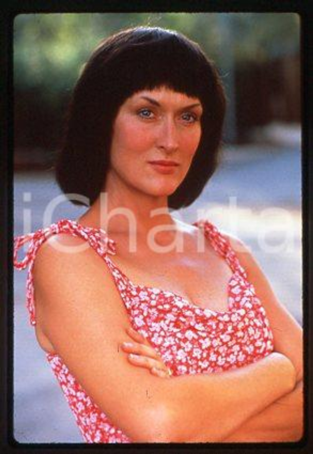 Meryl STREEP - CINEMA A Cry in the Dark Actress 1988 *35mm vintage slide (3)  Diapositiva d'epoca, in formato 35 mm.CONDIZIONI: GOODE' severamente vietata la riproduzione. Tutti i diritti sono riservati.Nella diapositiva ICharta mette in vendita, sul negozio eBay e in esclusiva sul sito "icharta" il proprio archivio composto da numerose diapositive e negativi fotografici d'epoca, tutti originali e autentici, che attraversano la storia del costume italiano tra gli la fine degli anni Sessanta e Novanta.Si tratta di uno sguardo inedito sull'attualit&agrave;, la politica, la vita quotidiana, il gossip e la cultura, che fotografa il cambiamento della nazione in quest'ultimo scorcio del XX secolo. Un'occasione unica per il mercato del collezionismo, che vede finalmente disponibile un archivio eccezionale per vastit&agrave;, tematiche e condizioni, in un settore (il negativo fotografico e la diapositiva) di assoluta novit&agrave; e dalle interessanti prospettive di investimento.  CONDIZIONI:FAIR/discreto originale e autentica 1