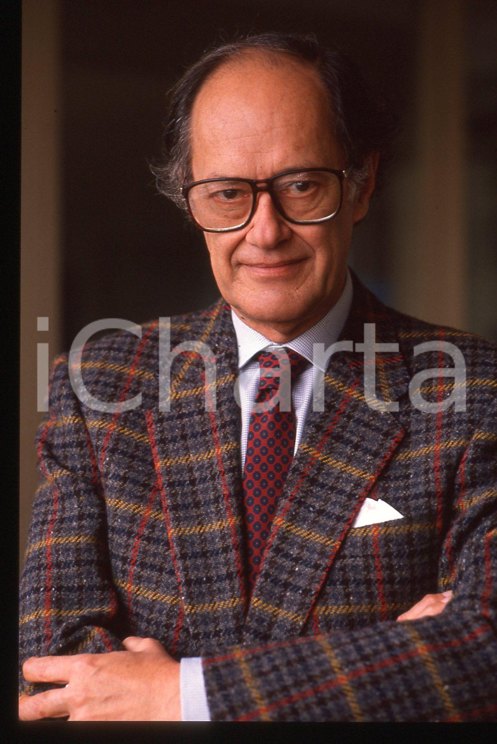 35mm vintage slide* 1995 ca CINEMA Ugo GREGORETTI - Ritratto del regista (5)  Diapositiva d'epoca, in formato 35 mm. CONDIZIONI: GOOD Tutti i diritti riservati.E' severamente vietata la riproduzione. ICharta mette in vendita, sul negozio eBay e in esclusiva sul sito "icharta" il proprio archivio composto da numerose diapositive e negativi fotografici d'epoca, tutti originali e autentici, che attraversano la storia del costume italiano tra gli la fine degli anni Sessanta e Novanta.Si tratta di uno sguardo inedito sull'attualit&agrave;, la politica, la vita quotidiana, il gossip e la cultura, che fotografa il cambiamento della nazione in quest'ultimo scorcio del XX secolo. Un'occasione unica per il mercato del collezionismo, che vede finalmente disponibile un archivio eccezionale per vastit&agrave;, tematiche e condizioni, in un settore (il negativo fotografico e la diapositiva) di assoluta novit&agrave; e dalle interessanti prospettive di investimento.New layer...  originale e autentica 1