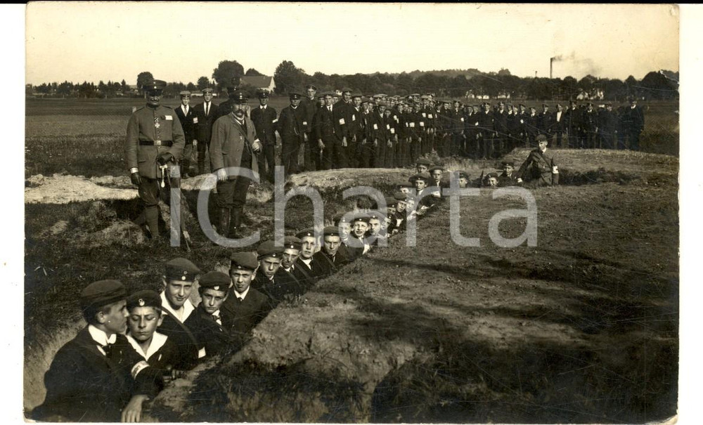 1920 ca GERMANIA I giovani allievi di un collegio militare ^Foto VINTAGE  Fotografia d'epoca, in formato cartolina postale. CONDIZIONI: FAIR (piegatura angolare)  originale e autentica 1