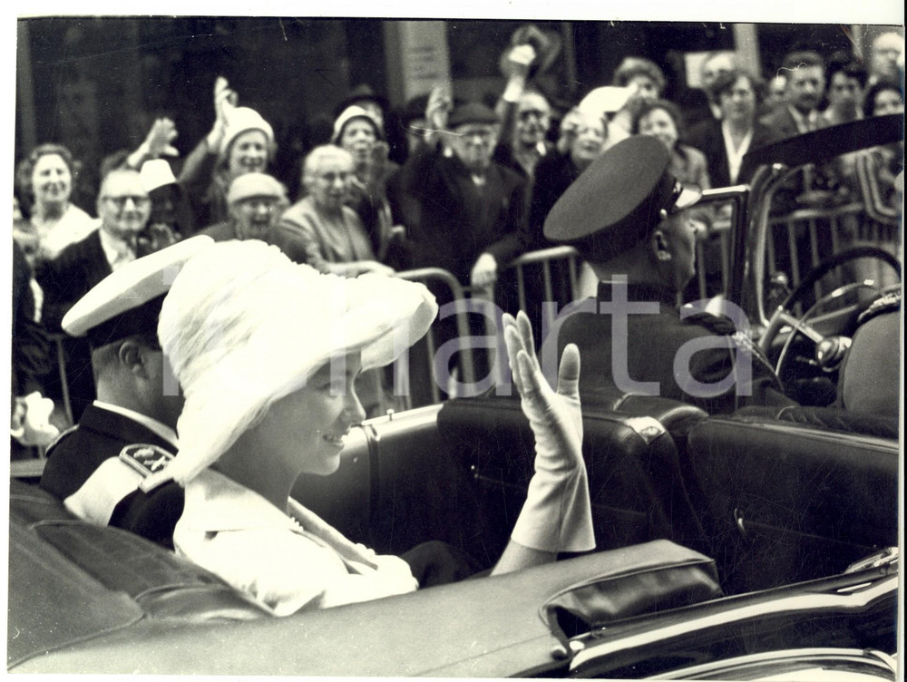 Fotografia d epoca originale 1960 ca BRUXELLES Alberto e Paola del BELGIO sfilano in automobile FOTO 1