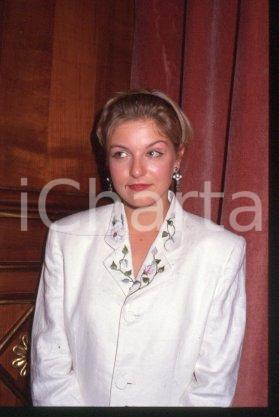 35mm vintage slide* 1991 MILANO TEATRO NAZIONALE TELEGATTI - Sheryl LEE 16  Diapositiva d'epoca, in formato 35 mm.CONDIZIONI: GOODE' severamente vietata la riproduzione. Tutti i diritti sono riservati.Nella diapositiva ICharta mette in vendita, sul negozio eBay e in esclusiva sul sito "icharta" il proprio archivio composto da numerose diapositive e negativi fotografici d'epoca, tutti originali e autentici, che attraversano la storia del costume italiano tra gli la fine degli anni Sessanta e Novanta.Si tratta di uno sguardo inedito sull'attualit&agrave;, la politica, la vita quotidiana, il gossip e la cultura, che fotografa il cambiamento della nazione in quest'ultimo scorcio del XX secolo. Un'occasione unica per il mercato del collezionismo, che vede finalmente disponibile un archivio eccezionale per vastit&agrave;, tematiche e condizioni, in un settore (il negativo fotografico e la diapositiva) di assoluta novit&agrave; e dalle interessanti prospettive di investimento.  CONDIZIONI:FAIR/discreto originale e autentica 1