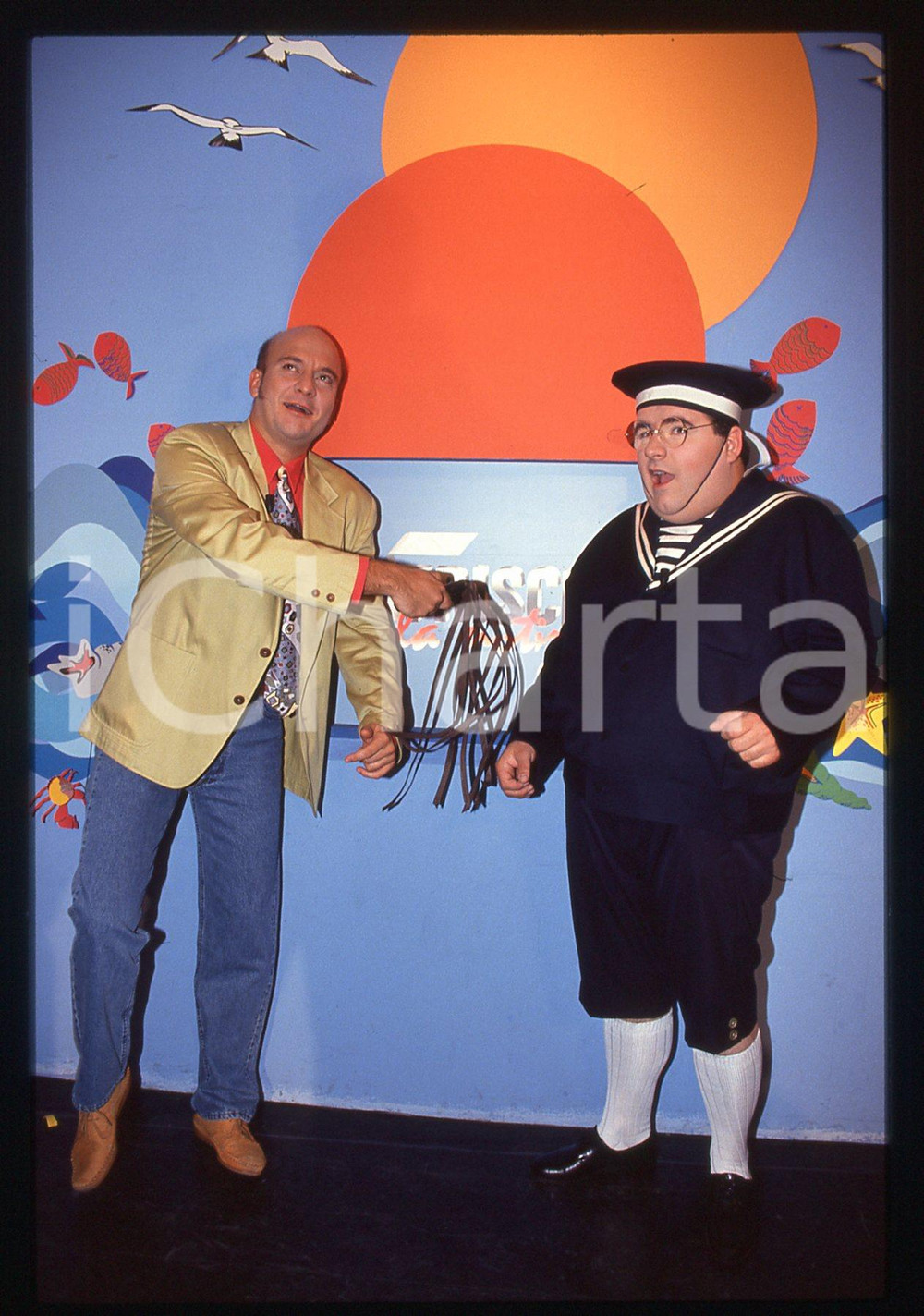 35mm vintage slide* 1992 STRISCIA LA NOTIZIA - Gianni FANTONI e Claudio BISIO Diapositiva d'epoca, in formato 35 mm. CONDIZIONI: GOOD Tutti i diritti riservati E' severamente vietata la riproduzione.  ICharta mette in vendita, sul negozio eBay e in esclusiva sul sito "icharta" il proprio archivio composto da numerose diapositive e negativi fotografici d'epoca, tutti originali e autentici, che attraversano la storia del costume italiano tra gli la fine degli anni Sessanta e Novanta.Si tratta di uno sguardo inedito sull'attualit&agrave;, la politica, la vita quotidiana, il gossip e la cultura, che fotografa il cambiamento della nazione in quest'ultimo scorcio del XX secolo. Un'occasione unica per il mercato del collezionismo, che vede finalmente disponibile un archivio eccezionale per vastit&agrave;, tematiche e condizioni, in un settore (il negativo fotografico e la diapositiva) di assoluta novit&agrave; e dalle interessanti prospettive di investimento.   originale e autentica 1