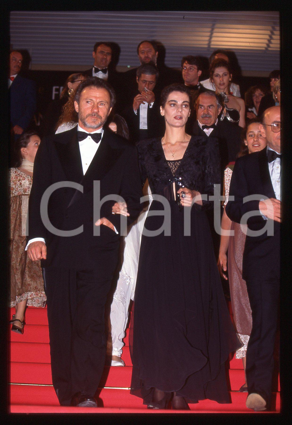 35mm vintage slide* 1995 FESTIVAL CANNES - Harvey KEITEL Maya MORGENSTERN 5 Diapositiva scattata in occasione della presentazione del film "Lo sguardo di Ulisse" in gara al festival del cinema. Diapositiva d'epoca, in formato 35 mm. CONDIZIONI: GOOD Tutti i diritti riservatiE' severamente vietata la riproduzione.  ICharta mette in vendita, sul negozio eBay e in esclusiva sul sito "icharta" il proprio archivio composto da numerose diapositive e negativi fotografici d'epoca, tutti originali e autentici, che attraversano la storia del costume italiano tra gli la fine degli anni Sessanta e Novanta.Si tratta di uno sguardo inedito sull'attualit&agrave;, la politica, la vita quotidiana, il gossip e la cultura, che fotografa il cambiamento della nazione in quest'ultimo scorcio del XX secolo. Un'occasione unica per il mercato del collezionismo, che vede finalmente disponibile un archivio eccezionale per vastit&agrave;, tematiche e condizioni, in un settore (il negativo fotografico e la diapositiva) di assoluta novit&agrave; e dalle interessanti prospettive di investimento.   originale e autentica 1