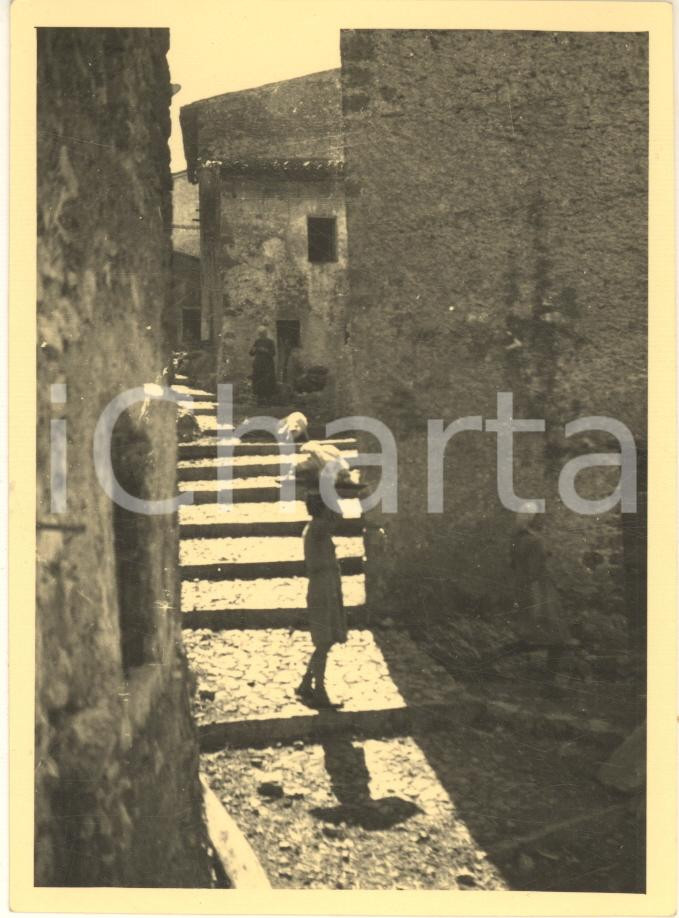 Fotografia d epoca originale 1960 ca COSTUME  ANTICOLI CORRADO RM Trasporto sul capo Foto 8x12 cm 1