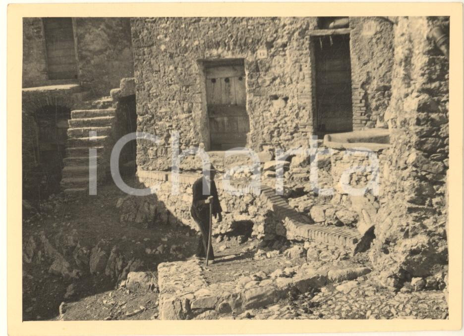 Fotografia d epoca originale 1960 ca COSTUME  ANTICOLI CORRADO RM Anziano a passeggio Foto 12x8 cm 1