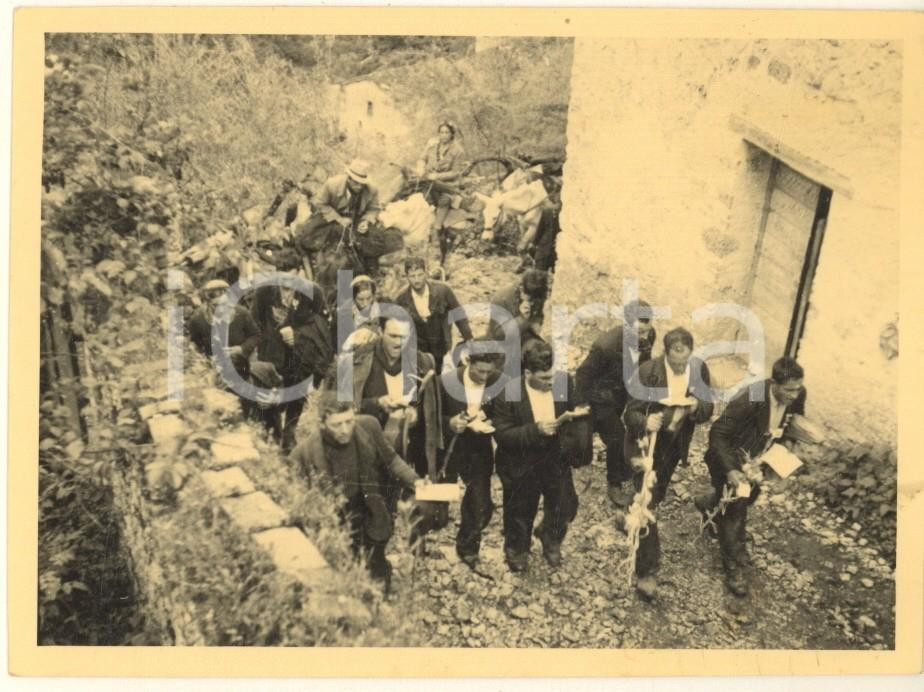 Fotografia d epoca originale 1960 ca COSTUME  ANTICOLI CORRADO RM Processione religiosa Foto 12x8 2 1