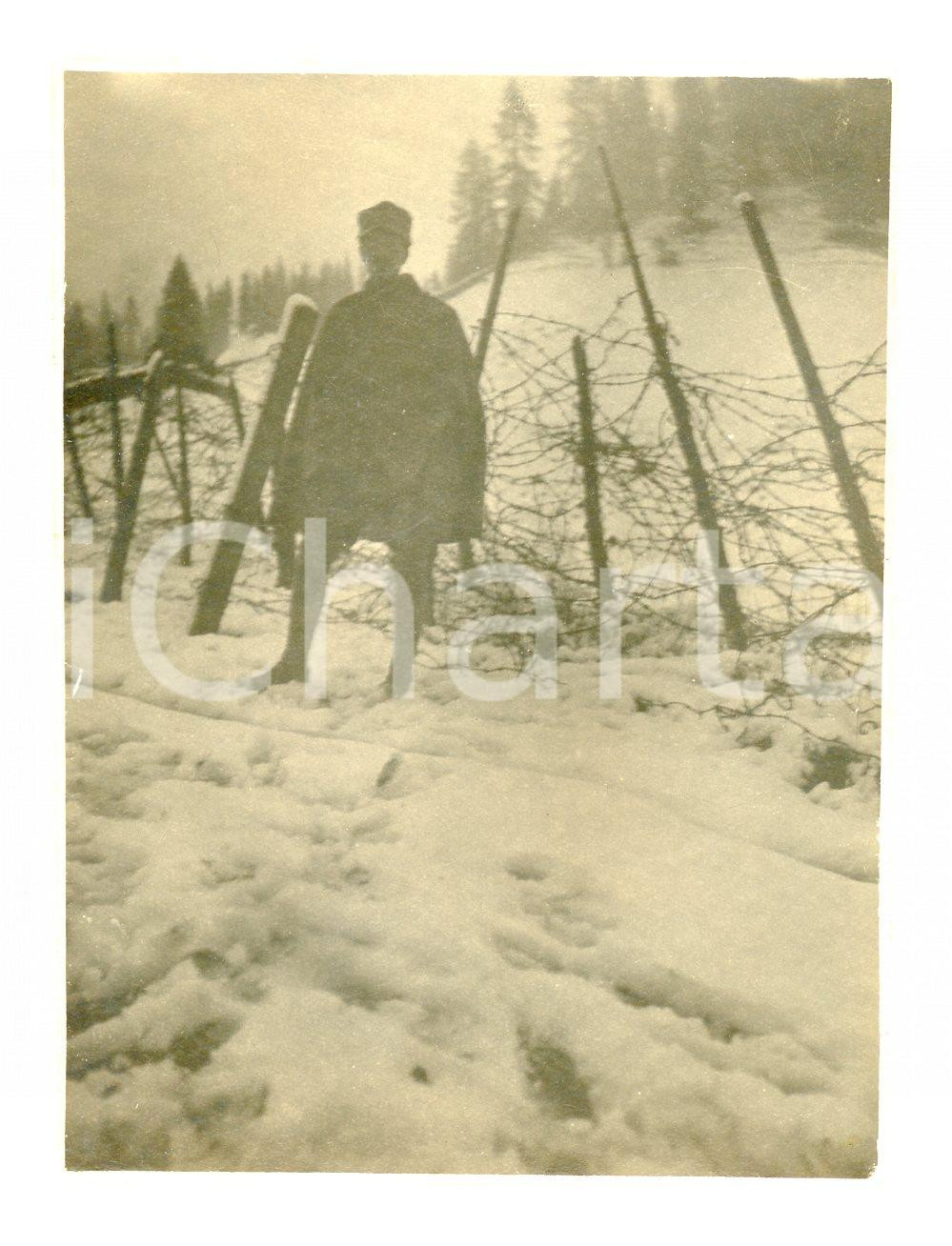 1916 WW1 - ITALIA Soldato tra i reticolati innevati - Foto 7x10 cm Fotografia d'epoca con didascalia manoscritta al verso. CONDIZIONI:FAIR/discreto Lievi gualciture agli angoliFORMATO: 7x10 cm originale e autentica 1