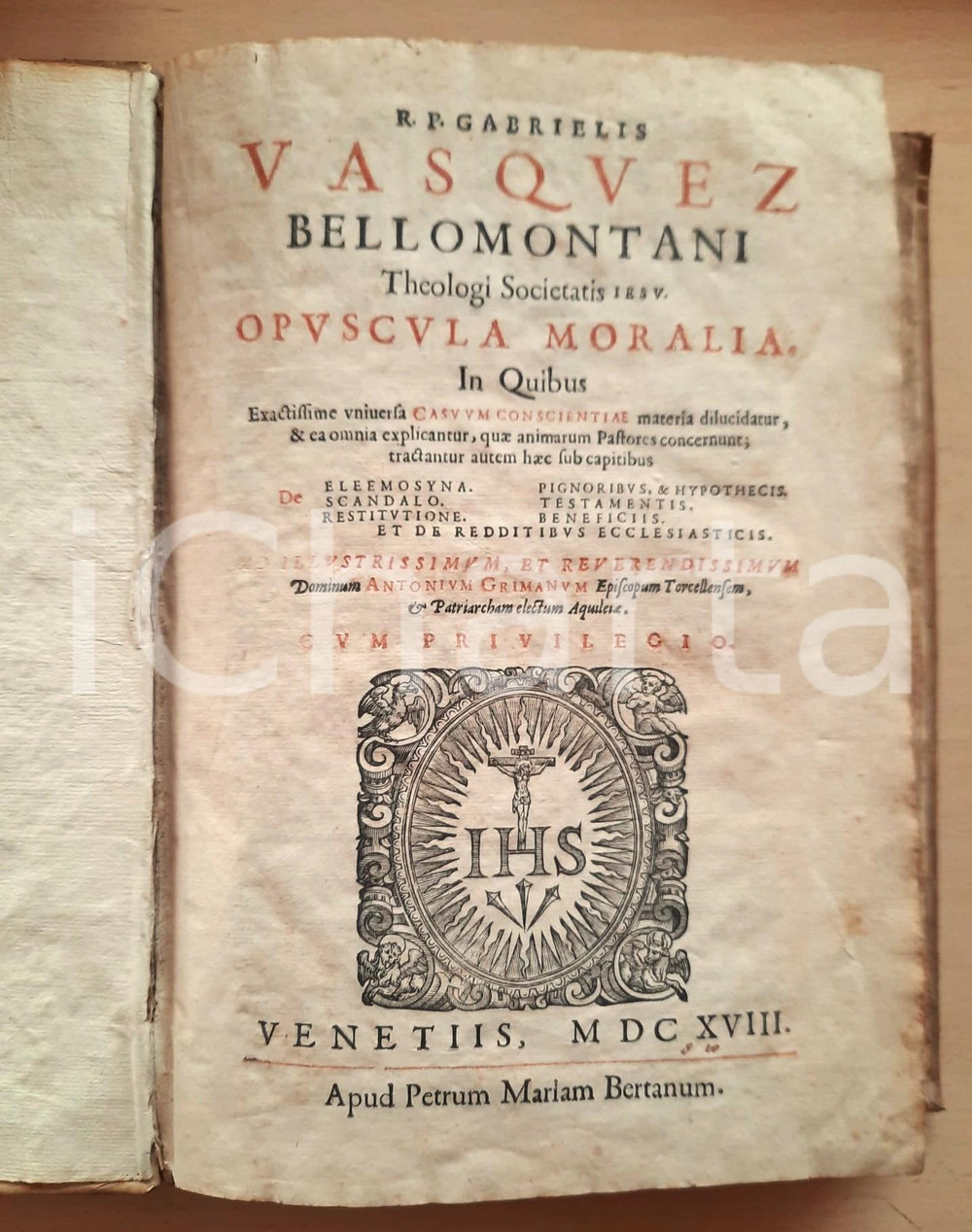 1618 Gabriel VAZQUEZ Opuscula moralia - Pietro Maria BERTANI VENEZIA *RARO Legatura coeva in pergamena, titoli dorati al dorso. Titolo: "Opuscula moralia. In quibus exactissime vniuersa casuum conscientiae materia dilucidatur, & ea omnia explicantur, quæ animarum pastores concernunt; tractantur autem hæc sub capitibus De elemosyna. Pignoribus, & hypothecis. Scandalo. Testamentis. Restitutione. Beneficiis. Et de redditibus ecclesiasticis".Testo su due colonne.EDITORE: Venetiis - apud Petrum Mariam BertanumPAGINE: 511 + "Index dubiorum" con pagine non numerate CONDIZIONI:POOR/danneggiato complessive buone condizioni interne, ma fioriture e asportato il finalino con incisione all'ultima pagina; segni d'uso alla copertaFORMATO: 23x33 cm originale e autentica 1