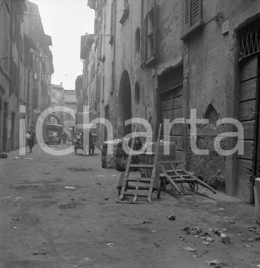 1962 BRESCIA dopo il mercato nella zona del Carmine NEGATIVO ORIGINALE 3 Negativo originale in bianco e nero su pellicola.  E' SEVERAMENTE VIETATA LA RIPRODUZIONE.TUTTI I DIRITTI SONO RISERVATI.ICharta mette in vendita, sul negozio eBay e in esclusiva sul sito "icharta" il proprio archivio composto da numerose diapositive e negativi fotografici d'epoca, tutti originali e autentici.Si tratta di uno sguardo inedito sull'attualità, la politica, la vita quotidiana, il gossip e la cultura, che fotografa il cambiamento della nazione (e non solo) tra il 1890 ed il 1990 circa. Un'occasione unica per il mercato del collezionismo, che vede finalmente disponibile un archivio eccezionale per vastità, tematiche e condizioni, in un settore (il negativo fotografico e la diapositiva) di assoluta novità e dalle interessanti prospettive di investimento. CONDIZIONI:FAIR/discretoFORMATO: cm 6 x 6 originale e autentica 1