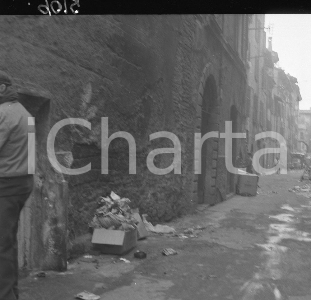 1962 BRESCIA dopo il mercato nella zona del Carmine NEGATIVO ORIGINALE 2 Negativo originale in bianco e nero su pellicola.  E' SEVERAMENTE VIETATA LA RIPRODUZIONE.TUTTI I DIRITTI SONO RISERVATI.ICharta mette in vendita, sul negozio eBay e in esclusiva sul sito "icharta" il proprio archivio composto da numerose diapositive e negativi fotografici d'epoca, tutti originali e autentici.Si tratta di uno sguardo inedito sull'attualità, la politica, la vita quotidiana, il gossip e la cultura, che fotografa il cambiamento della nazione (e non solo) tra il 1890 ed il 1990 circa. Un'occasione unica per il mercato del collezionismo, che vede finalmente disponibile un archivio eccezionale per vastità, tematiche e condizioni, in un settore (il negativo fotografico e la diapositiva) di assoluta novità e dalle interessanti prospettive di investimento. CONDIZIONI:FAIR/discretoFORMATO: cm 6 x 6 originale e autentica 1