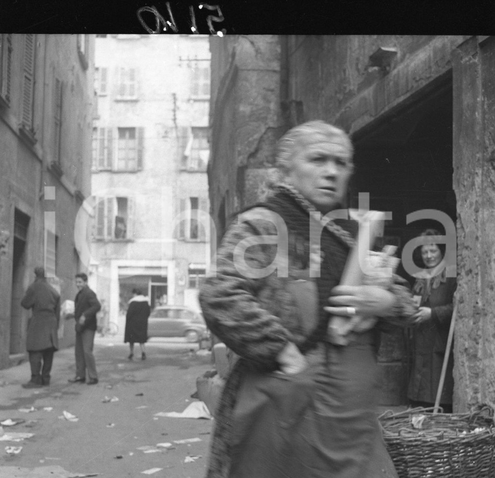 1962 BRESCIA personaggi nella zona del Carmine NEGATIVO ORIGINALE 1 Negativo originale in bianco e nero su pellicola.  E' SEVERAMENTE VIETATA LA RIPRODUZIONE.TUTTI I DIRITTI SONO RISERVATI.ICharta mette in vendita, sul negozio eBay e in esclusiva sul sito "icharta" il proprio archivio composto da numerose diapositive e negativi fotografici d'epoca, tutti originali e autentici.Si tratta di uno sguardo inedito sull'attualità, la politica, la vita quotidiana, il gossip e la cultura, che fotografa il cambiamento della nazione (e non solo) tra il 1890 ed il 1990 circa. Un'occasione unica per il mercato del collezionismo, che vede finalmente disponibile un archivio eccezionale per vastità, tematiche e condizioni, in un settore (il negativo fotografico e la diapositiva) di assoluta novità e dalle interessanti prospettive di investimento. CONDIZIONI:FAIR/discretoFORMATO: cm 6 x 6 originale e autentica 1