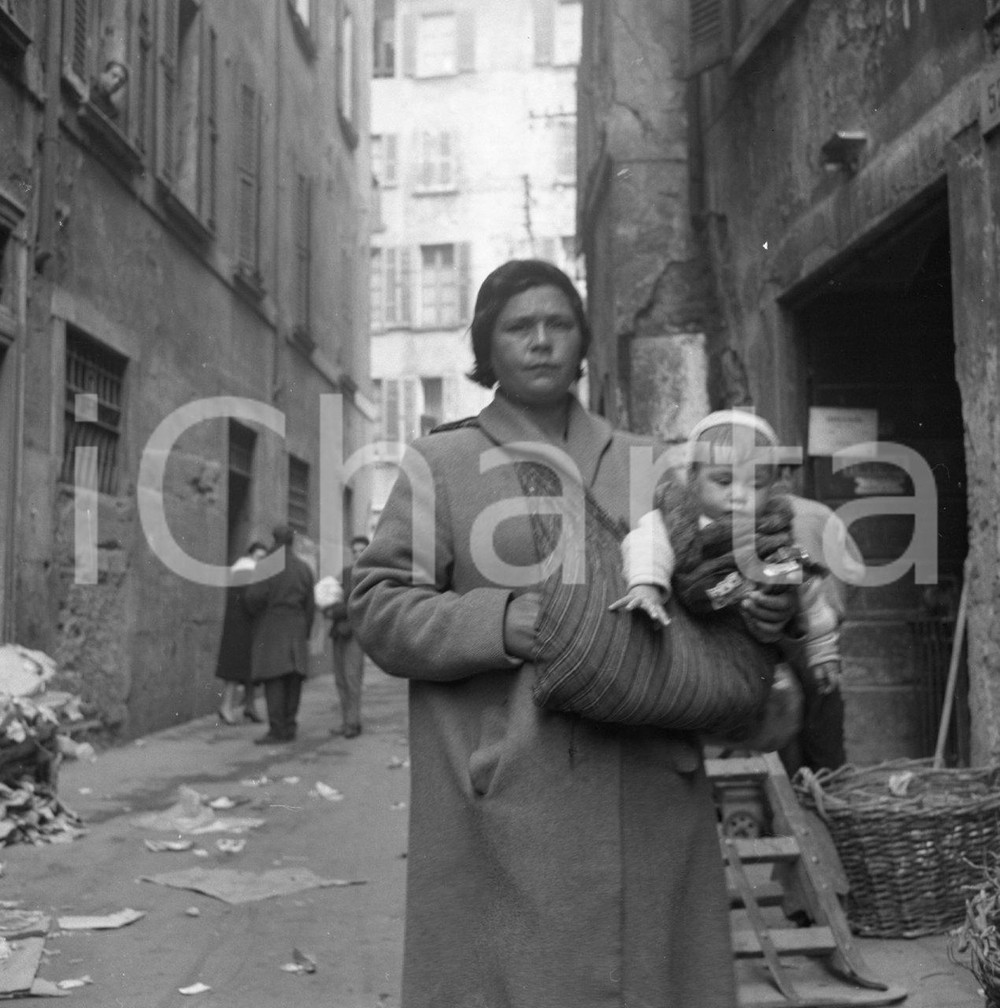 1962 BRESCIA Personaggi nella zona del Carmine NEGATIVO ORIGINALE 2 Negativo originale in bianco e nero su pellicola.  E' SEVERAMENTE VIETATA LA RIPRODUZIONE.TUTTI I DIRITTI SONO RISERVATI.ICharta mette in vendita, sul negozio eBay e in esclusiva sul sito "icharta" il proprio archivio composto da numerose diapositive e negativi fotografici d'epoca, tutti originali e autentici.Si tratta di uno sguardo inedito sull'attualità, la politica, la vita quotidiana, il gossip e la cultura, che fotografa il cambiamento della nazione (e non solo) tra il 1890 ed il 1990 circa. Un'occasione unica per il mercato del collezionismo, che vede finalmente disponibile un archivio eccezionale per vastità, tematiche e condizioni, in un settore (il negativo fotografico e la diapositiva) di assoluta novità e dalle interessanti prospettive di investimento. CONDIZIONI:FAIR/discretoFORMATO: cm 6 x 6 originale e autentica 1