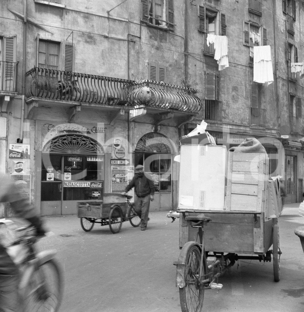 1962 BRESCIA carretti in zona del Carmine NEGATIVO ORIGINALE Negativo originale in bianco e nero su pellicola.  E' SEVERAMENTE VIETATA LA RIPRODUZIONE.TUTTI I DIRITTI SONO RISERVATI.ICharta mette in vendita, sul negozio eBay e in esclusiva sul sito "icharta" il proprio archivio composto da numerose diapositive e negativi fotografici d'epoca, tutti originali e autentici.Si tratta di uno sguardo inedito sull'attualità, la politica, la vita quotidiana, il gossip e la cultura, che fotografa il cambiamento della nazione (e non solo) tra il 1890 ed il 1990 circa. Un'occasione unica per il mercato del collezionismo, che vede finalmente disponibile un archivio eccezionale per vastità, tematiche e condizioni, in un settore (il negativo fotografico e la diapositiva) di assoluta novità e dalle interessanti prospettive di investimento. CONDIZIONI:FAIR/discretoFORMATO: cm 6 x 6 originale e autentica 1