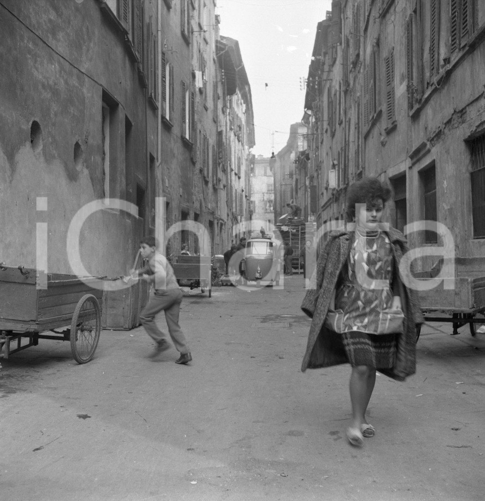 1962 BRESCIA a passeggio nella zona del Carmine NEGATIVO ORIGINALE 2 Negativo originale in bianco e nero su pellicola.  E' SEVERAMENTE VIETATA LA RIPRODUZIONE.TUTTI I DIRITTI SONO RISERVATI.ICharta mette in vendita, sul negozio eBay e in esclusiva sul sito "icharta" il proprio archivio composto da numerose diapositive e negativi fotografici d'epoca, tutti originali e autentici.Si tratta di uno sguardo inedito sull'attualità, la politica, la vita quotidiana, il gossip e la cultura, che fotografa il cambiamento della nazione (e non solo) tra il 1890 ed il 1990 circa. Un'occasione unica per il mercato del collezionismo, che vede finalmente disponibile un archivio eccezionale per vastità, tematiche e condizioni, in un settore (il negativo fotografico e la diapositiva) di assoluta novità e dalle interessanti prospettive di investimento. CONDIZIONI:FAIR/discretoFORMATO: cm 6 x 6 originale e autentica 1