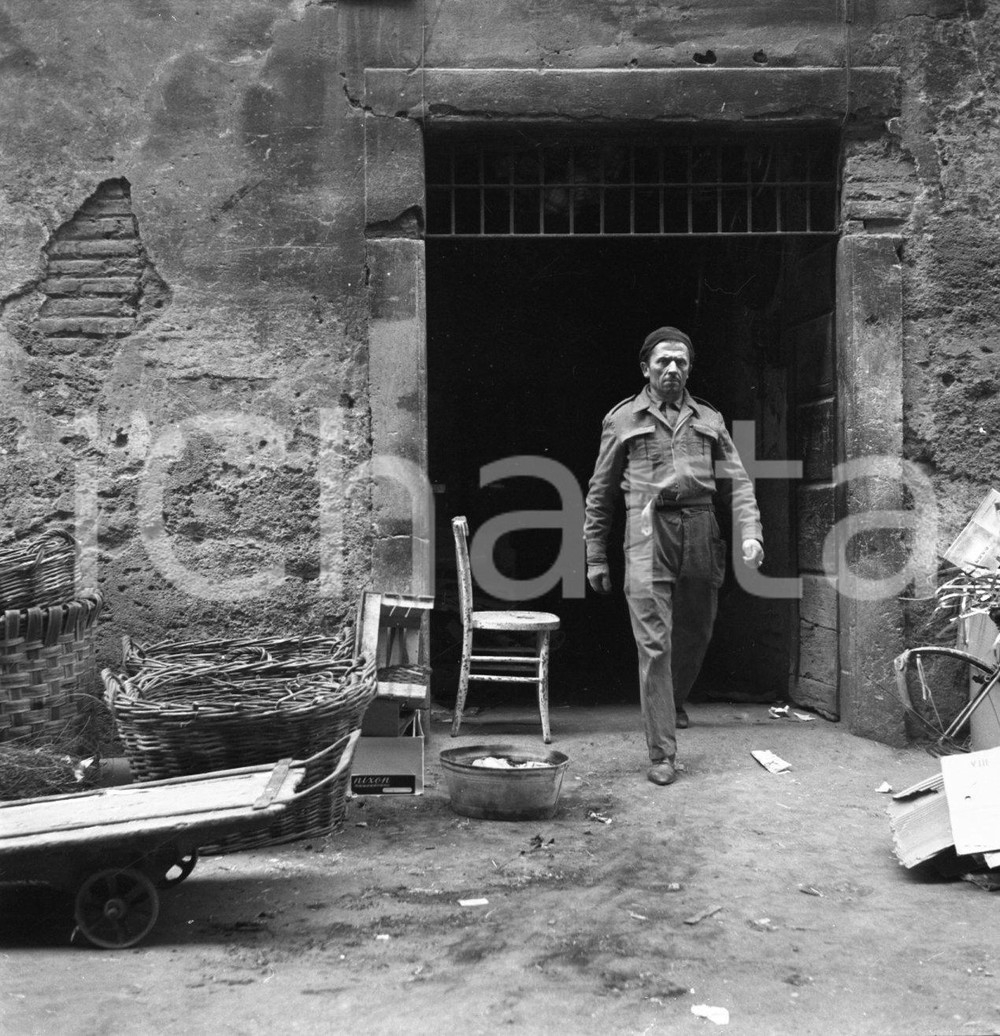 1962 BRESCIA venditore di carbone zona del Carmine NEGATIVO ORIGINALE 2 Negativo originale in bianco e nero su pellicola.  E' SEVERAMENTE VIETATA LA RIPRODUZIONE.TUTTI I DIRITTI SONO RISERVATI.ICharta mette in vendita, sul negozio eBay e in esclusiva sul sito "icharta" il proprio archivio composto da numerose diapositive e negativi fotografici d'epoca, tutti originali e autentici.Si tratta di uno sguardo inedito sull'attualità, la politica, la vita quotidiana, il gossip e la cultura, che fotografa il cambiamento della nazione (e non solo) tra il 1890 ed il 1990 circa. Un'occasione unica per il mercato del collezionismo, che vede finalmente disponibile un archivio eccezionale per vastità, tematiche e condizioni, in un settore (il negativo fotografico e la diapositiva) di assoluta novità e dalle interessanti prospettive di investimento. CONDIZIONI:FAIR/discretoFORMATO: cm 6 x 6 originale e autentica 1