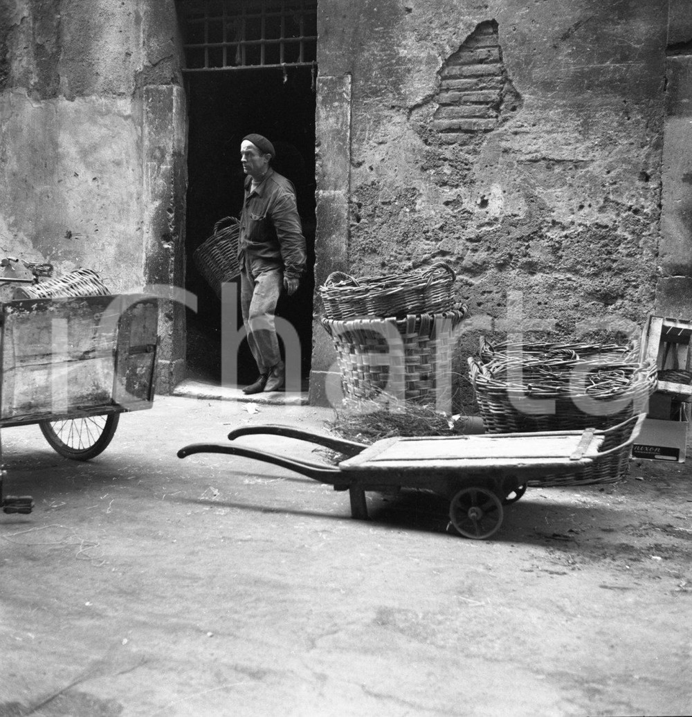 1962 BRESCIA venditore di carbone zona del Carmine NEGATIVO ORIGINALE 1 Negativo originale in bianco e nero su pellicola.  E' SEVERAMENTE VIETATA LA RIPRODUZIONE.TUTTI I DIRITTI SONO RISERVATI.ICharta mette in vendita, sul negozio eBay e in esclusiva sul sito "icharta" il proprio archivio composto da numerose diapositive e negativi fotografici d'epoca, tutti originali e autentici.Si tratta di uno sguardo inedito sull'attualità, la politica, la vita quotidiana, il gossip e la cultura, che fotografa il cambiamento della nazione (e non solo) tra il 1890 ed il 1990 circa. Un'occasione unica per il mercato del collezionismo, che vede finalmente disponibile un archivio eccezionale per vastità, tematiche e condizioni, in un settore (il negativo fotografico e la diapositiva) di assoluta novità e dalle interessanti prospettive di investimento. CONDIZIONI:FAIR/discretoFORMATO: cm 6 x 6 originale e autentica 1