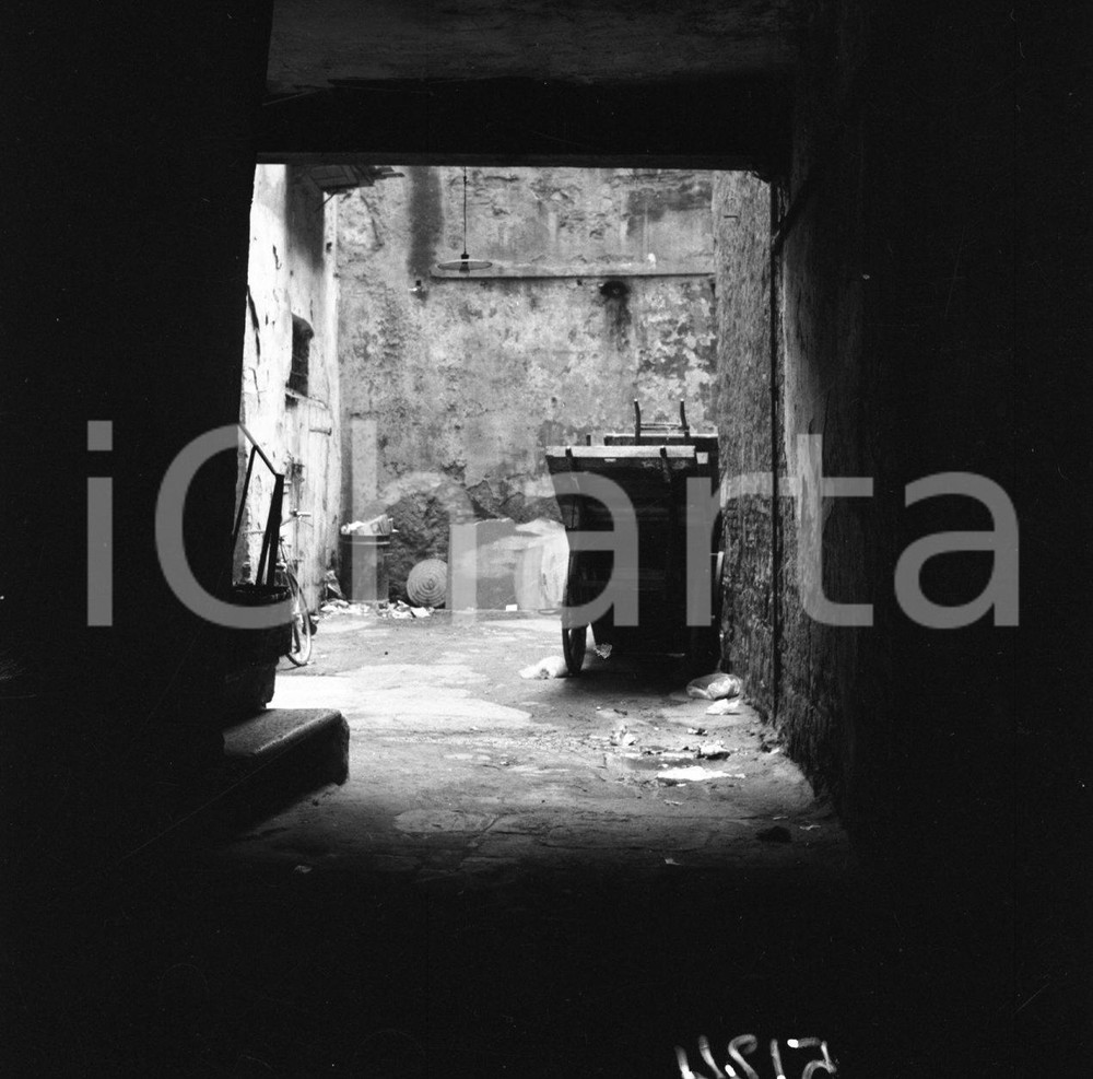 1962 BRESCIA interno in zona del Carmine NEGATIVO ORIGINALE 1 Negativo originale in bianco e nero su pellicola.  E' SEVERAMENTE VIETATA LA RIPRODUZIONE.TUTTI I DIRITTI SONO RISERVATI.ICharta mette in vendita, sul negozio eBay e in esclusiva sul sito "icharta" il proprio archivio composto da numerose diapositive e negativi fotografici d'epoca, tutti originali e autentici.Si tratta di uno sguardo inedito sull'attualità, la politica, la vita quotidiana, il gossip e la cultura, che fotografa il cambiamento della nazione (e non solo) tra il 1890 ed il 1990 circa. Un'occasione unica per il mercato del collezionismo, che vede finalmente disponibile un archivio eccezionale per vastità, tematiche e condizioni, in un settore (il negativo fotografico e la diapositiva) di assoluta novità e dalle interessanti prospettive di investimento. CONDIZIONI:FAIR/discretoFORMATO: cm 6 x 6 originale e autentica 1