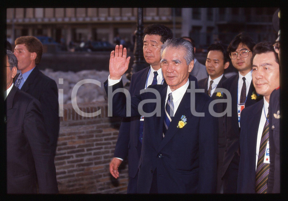 35mm vintage slide 1994 NAPOLI G7 Tomiichi MURAYAMA primo ministro giapponese 5  Diapositiva d'epoca, in formato 35 mm.Nella diapositiva compare Tomiichi Murayama, diretto a Castel dell'Ovo, in occasione del "G7" tenutosi a Napoli tra l'8 e il 10 luglio 1994.CONDIZIONI: GOOD  Tutti i diritti riservati.E' severamente vietata la riproduzione. ICharta mette in vendita, sul negozio eBay e in esclusiva sul sito "icharta" il proprio archivio composto da numerose diapositive e negativi fotografici d'epoca, tutti originali e autentici, che attraversano la storia del costume italiano tra gli la fine degli anni Sessanta e Novanta.Si tratta di uno sguardo inedito sull'attualit&agrave;, la politica, la vita quotidiana, il gossip e la cultura, che fotografa il cambiamento della nazione in quest'ultimo scorcio del XX secolo. Un'occasione unica per il mercato del collezionismo, che vede finalmente disponibile un archivio eccezionale per vastit&agrave;, tematiche e condizioni, in un settore (il negativo fotografico e la diapositiva) di assoluta novit&agrave; e dalle interessanti prospettive di investimento.  originale e autentica 1