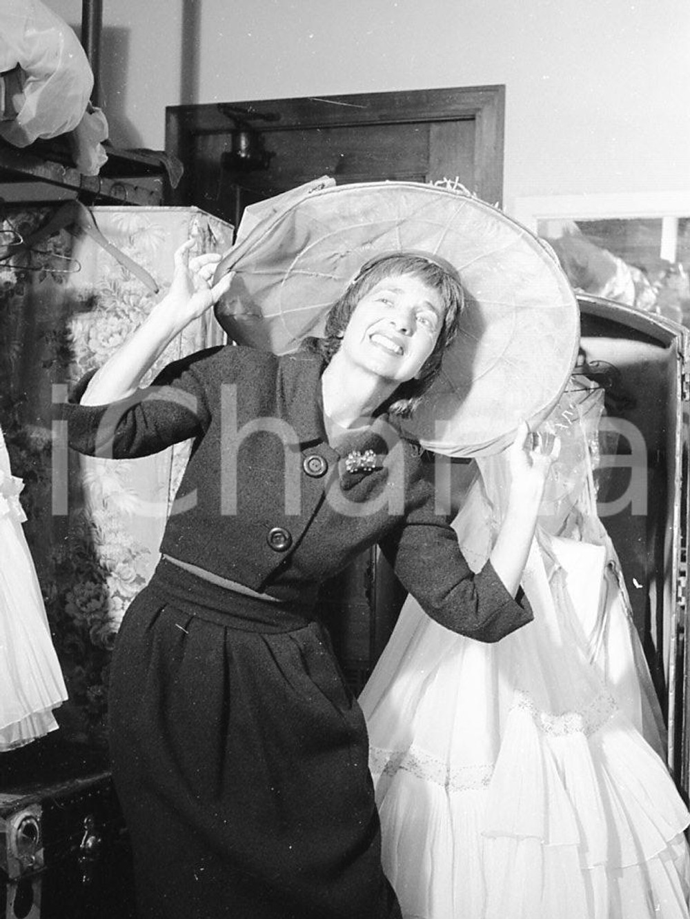 1957 CHICAGO OPERA BALLET ballet mistress *NEGATIVO ORIGINALE Negativo originale d'epoca in bianco e nero su pellicola.  E' SEVERAMENTE VIETATA LA RIPRODUZIONE.TUTTI I DIRITTI SONO RISERVATI.ICharta mette in vendita, sul negozio eBay e in esclusiva sul sito "icharta" il proprio archivio composto da numerose diapositive e negativi fotografici d'epoca, tutti originali e autentici.Si tratta di uno sguardo inedito sull'attualità, la politica, la vita quotidiana, il gossip e la cultura, che fotografa il cambiamento della nazione (e non solo) tra il 1890 ed il 1990 circa. Un'occasione unica per il mercato del collezionismo, che vede finalmente disponibile un archivio eccezionale per vastità, tematiche e condizioni, in un settore (il negativo fotografico e la diapositiva) di assoluta novità e dalle interessanti prospettive di investimento. CONDIZIONI:FAIR/discretoFORMATO: 35mm originale e autentica 1