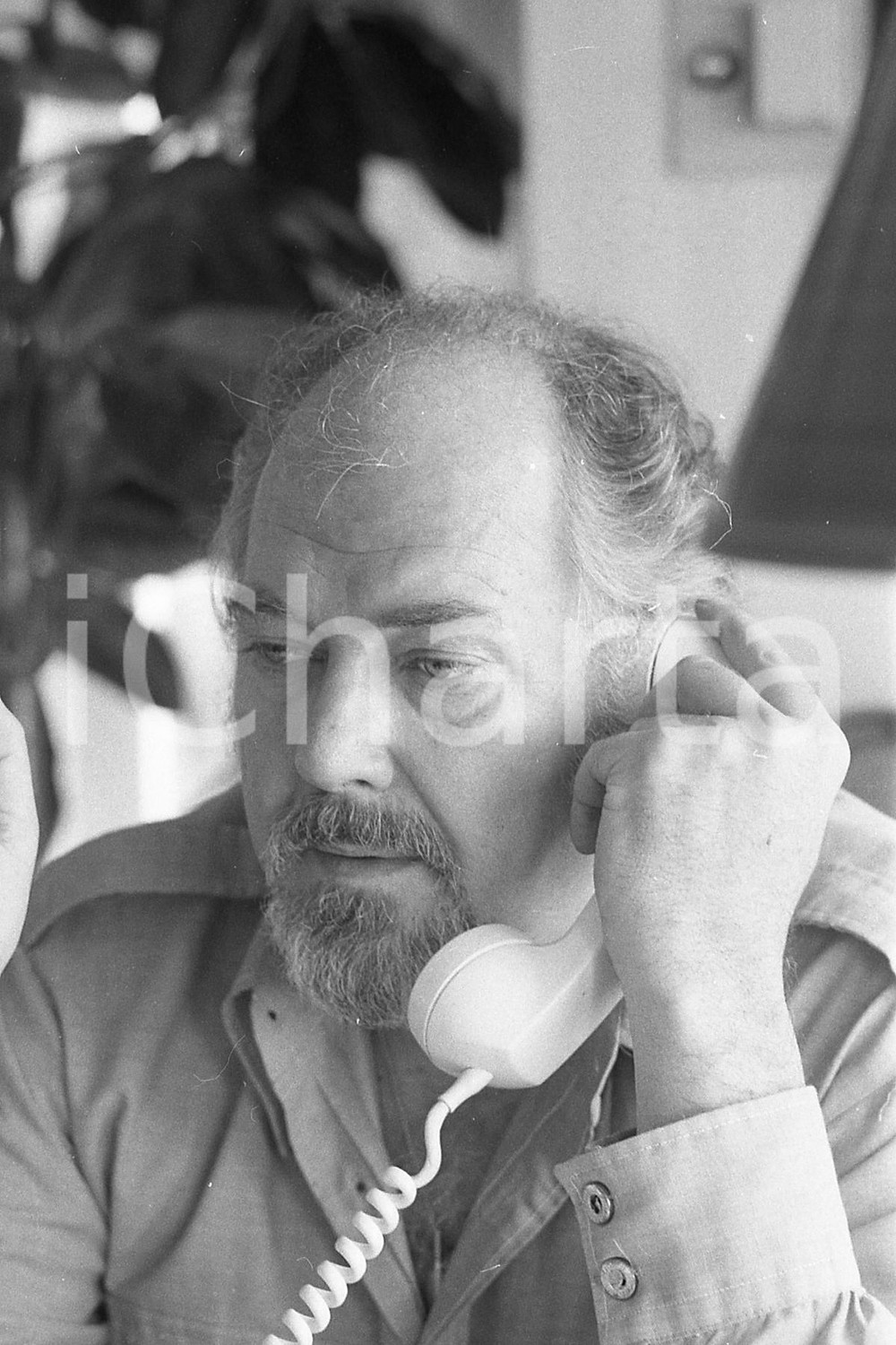 1975  CHICAGO Continental Plaza Hotel ROBERT ALTMAN portrait *NEGATIVO ORIGINALE Negativo originale d'epoca in bianco e nero su pellicola.  E' SEVERAMENTE VIETATA LA RIPRODUZIONE.TUTTI I DIRITTI SONO RISERVATI.ICharta mette in vendita, sul negozio eBay e in esclusiva sul sito "icharta" il proprio archivio composto da numerose diapositive e negativi fotografici d'epoca, tutti originali e autentici.Si tratta di uno sguardo inedito sull'attualità, la politica, la vita quotidiana, il gossip e la cultura, che fotografa il cambiamento della nazione (e non solo) tra il 1890 ed il 1990 circa. Un'occasione unica per il mercato del collezionismo, che vede finalmente disponibile un archivio eccezionale per vastità, tematiche e condizioni, in un settore (il negativo fotografico e la diapositiva) di assoluta novità e dalle interessanti prospettive di investimento. CONDIZIONI:FAIR/discretoFORMATO: 35mm originale e autentica 1