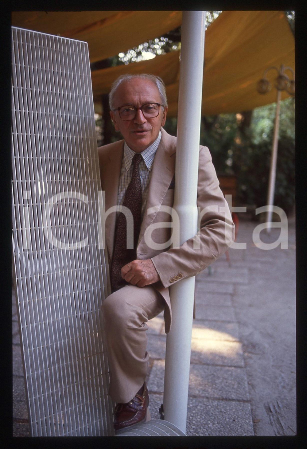 35mm vintage slide* 1995 ca COSTUME Arrigo LEVI Ritratto del giornalista (10)  Diapositiva d'epoca, in formato 35 mm. CONDIZIONI: GOOD  Tutti i diritti riservati.E' severamente vietata la riproduzione. ICharta mette in vendita, sul negozio eBay e in esclusiva sul sito "icharta" il proprio archivio composto da numerose diapositive e negativi fotografici d'epoca, tutti originali e autentici, che attraversano la storia del costume italiano tra gli la fine degli anni Sessanta e Novanta.Si tratta di uno sguardo inedito sull'attualit&agrave;, la politica, la vita quotidiana, il gossip e la cultura, che fotografa il cambiamento della nazione in quest'ultimo scorcio del XX secolo. Un'occasione unica per il mercato del collezionismo, che vede finalmente disponibile un archivio eccezionale per vastit&agrave;, tematiche e condizioni, in un settore (il negativo fotografico e la diapositiva) di assoluta novit&agrave; e dalle interessanti prospettive di investimento.  originale e autentica 1