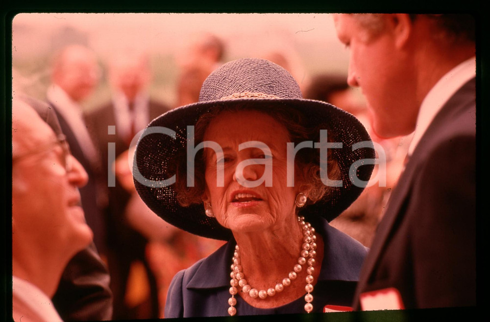 35mm vintage slide * 1975 FLORIDA U.S. Rose KENNEDY Edward "Ted" KENNEDY   Diapositiva d'epoca, in formato 35 mm.   CONDIZIONI: GOODE' severamente vietata la riproduzione. Tutti i diritti sono riservati. ICharta mette in vendita, sul negozio eBay e in esclusiva sul sito "icharta" il proprio archivio composto da numerose diapositive e negativi fotografici d'epoca, tutti originali e autentici, che attraversano la storia del costume italiano tra gli la fine degli anni Sessanta e Novanta.Si tratta di uno sguardo inedito sull'attualit&agrave;, la politica, la vita quotidiana, il gossip e la cultura, che fotografa il cambiamento della nazione in quest'ultimo scorcio del XX secolo. Un'occasione unica per il mercato del collezionismo, che vede finalmente disponibile un archivio eccezionale per vastit&agrave;, tematiche e condizioni, in un settore (il negativo fotografico e la diapositiva) di assoluta novit&agrave; e dalle interessanti prospettive di investimento.  originale e autentica 1