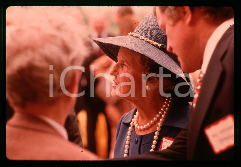 35mm vintage slide * 1975 FLORIDA U.S. Rose KENNEDY Edward "Ted" KENNEDY (1) Diapositiva d'epoca, in formato 35 mm.   CONDIZIONI: GOODE' severamente vietata la riproduzione. Tutti i diritti sono riservati. ICharta mette in vendita, sul negozio eBay e in esclusiva sul sito "icharta" il proprio archivio composto da numerose diapositive e negativi fotografici d'epoca, tutti originali e autentici, che attraversano la storia del costume italiano tra gli la fine degli anni Sessanta e Novanta.Si tratta di uno sguardo inedito sull'attualit&agrave;, la politica, la vita quotidiana, il gossip e la cultura, che fotografa il cambiamento della nazione in quest'ultimo scorcio del XX secolo. Un'occasione unica per il mercato del collezionismo, che vede finalmente disponibile un archivio eccezionale per vastit&agrave;, tematiche e condizioni, in un settore (il negativo fotografico e la diapositiva) di assoluta novit&agrave; e dalle interessanti prospettive di investimento.  originale e autentica 1