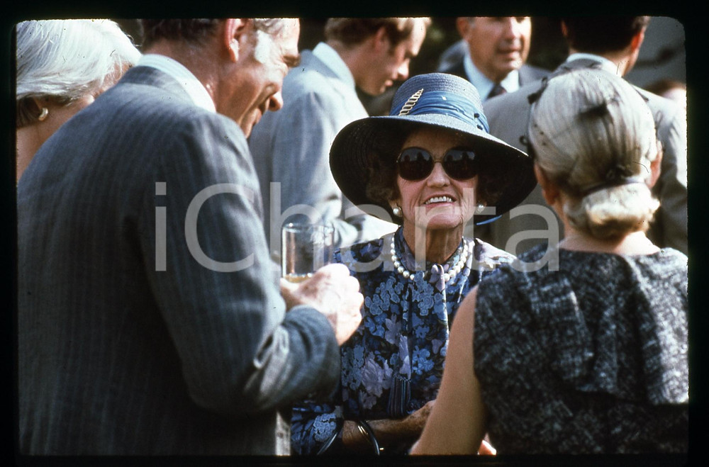 35mm vintage slide * 1980 NEW JORK Rose KENNEDY alle primarie Democratic Party 1   Diapositiva d'epoca, in formato 35 mm.   CONDIZIONI: GOODE' severamente vietata la riproduzione. Tutti i diritti sono riservati. ICharta mette in vendita, sul negozio eBay e in esclusiva sul sito "icharta" il proprio archivio composto da numerose diapositive e negativi fotografici d'epoca, tutti originali e autentici, che attraversano la storia del costume italiano tra gli la fine degli anni Sessanta e Novanta.Si tratta di uno sguardo inedito sull'attualit&agrave;, la politica, la vita quotidiana, il gossip e la cultura, che fotografa il cambiamento della nazione in quest'ultimo scorcio del XX secolo. Un'occasione unica per il mercato del collezionismo, che vede finalmente disponibile un archivio eccezionale per vastit&agrave;, tematiche e condizioni, in un settore (il negativo fotografico e la diapositiva) di assoluta novit&agrave; e dalle interessanti prospettive di investimento.  originale e autentica 1