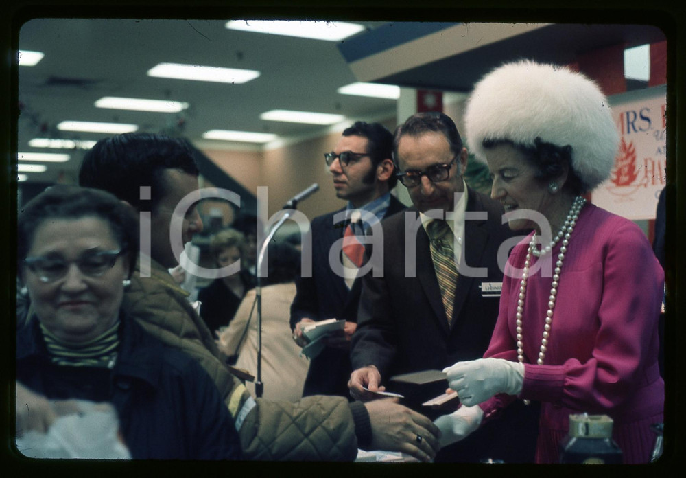 35mm vintage slide * 1975ca UNITED STATES Rose KENNEDY  a incontro benefico (1) Diapositiva d'epoca, in formato 35 mm.   CONDIZIONI: GOODE' severamente vietata la riproduzione. Tutti i diritti sono riservati. ICharta mette in vendita, sul negozio eBay e in esclusiva sul sito "icharta" il proprio archivio composto da numerose diapositive e negativi fotografici d'epoca, tutti originali e autentici, che attraversano la storia del costume italiano tra gli la fine degli anni Sessanta e Novanta.Si tratta di uno sguardo inedito sull'attualit&agrave;, la politica, la vita quotidiana, il gossip e la cultura, che fotografa il cambiamento della nazione in quest'ultimo scorcio del XX secolo. Un'occasione unica per il mercato del collezionismo, che vede finalmente disponibile un archivio eccezionale per vastit&agrave;, tematiche e condizioni, in un settore (il negativo fotografico e la diapositiva) di assoluta novit&agrave; e dalle interessanti prospettive di investimento.  originale e autentica 1