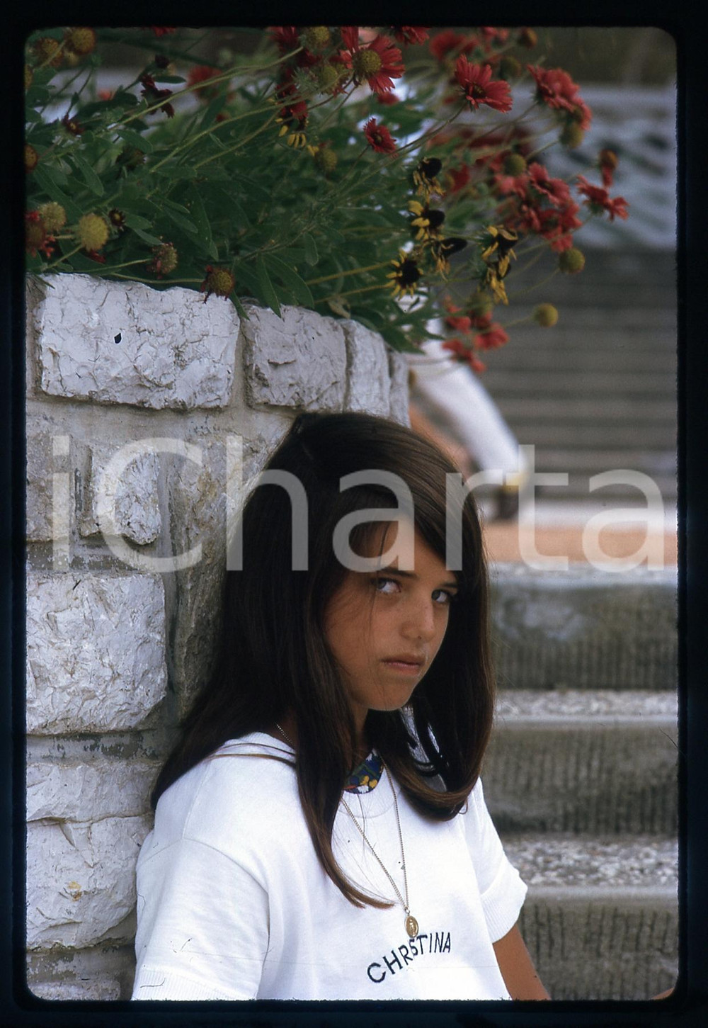 35mm vintage slide * 1969 MONTECARLO Maria SHRIVER Ritratto al Beach Club (1) Diapositiva d'epoca, in formato 35 mm.   CONDIZIONI: GOODE' severamente vietata la riproduzione. Tutti i diritti sono riservati. ICharta mette in vendita, sul negozio eBay e in esclusiva sul sito "icharta" il proprio archivio composto da numerose diapositive e negativi fotografici d'epoca, tutti originali e autentici, che attraversano la storia del costume italiano tra gli la fine degli anni Sessanta e Novanta.Si tratta di uno sguardo inedito sull'attualit&agrave;, la politica, la vita quotidiana, il gossip e la cultura, che fotografa il cambiamento della nazione in quest'ultimo scorcio del XX secolo. Un'occasione unica per il mercato del collezionismo, che vede finalmente disponibile un archivio eccezionale per vastit&agrave;, tematiche e condizioni, in un settore (il negativo fotografico e la diapositiva) di assoluta novit&agrave; e dalle interessanti prospettive di investimento.  originale e autentica 1