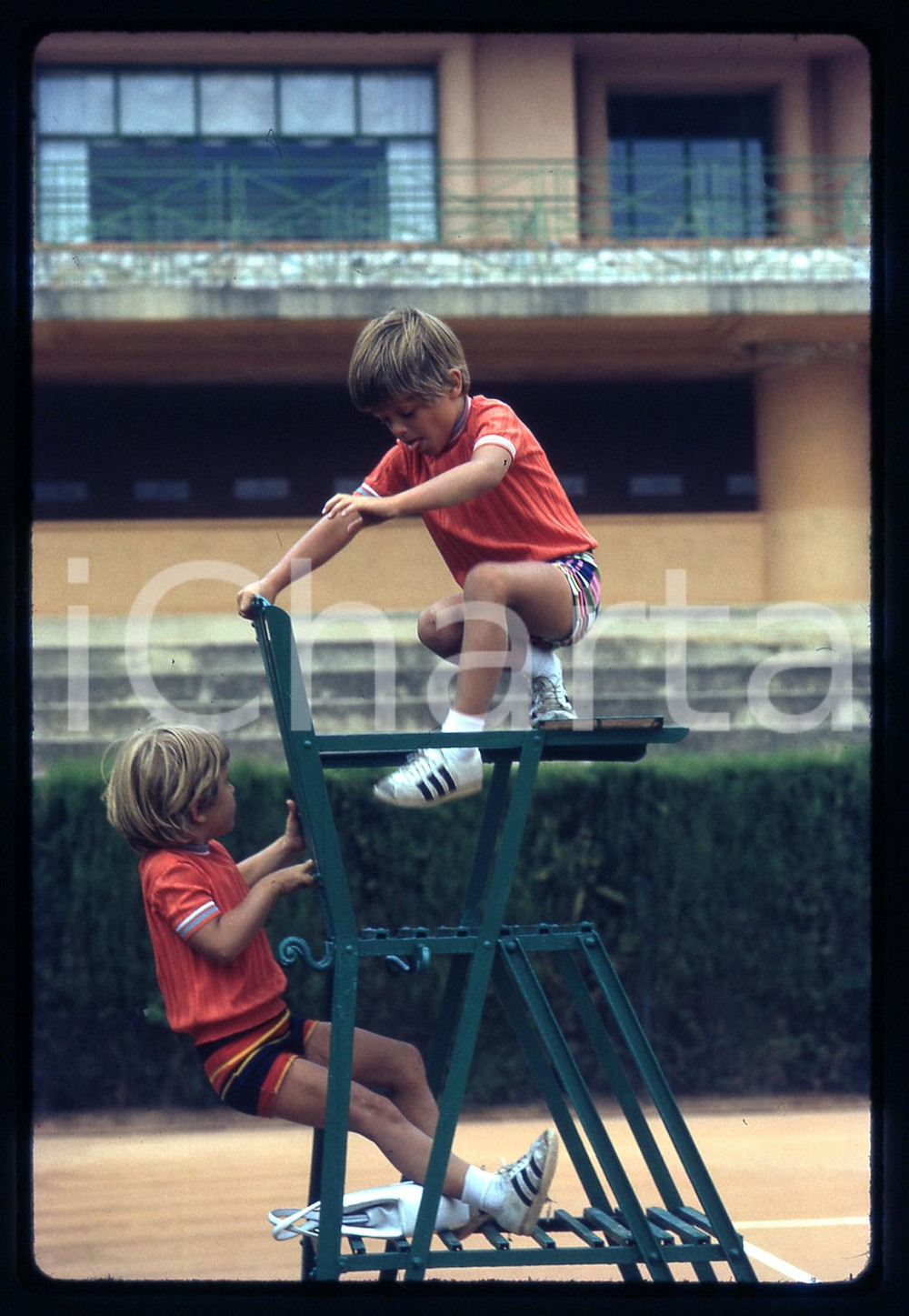 35mm vintage slide * 1969 MONTECARLO Mark e Anthony SHRIVER su campo da tennis 1 Diapositiva d'epoca, in formato 35 mm.   CONDIZIONI: GOODE' severamente vietata la riproduzione. Tutti i diritti sono riservati. ICharta mette in vendita, sul negozio eBay e in esclusiva sul sito "icharta" il proprio archivio composto da numerose diapositive e negativi fotografici d'epoca, tutti originali e autentici, che attraversano la storia del costume italiano tra gli la fine degli anni Sessanta e Novanta.Si tratta di uno sguardo inedito sull'attualit&agrave;, la politica, la vita quotidiana, il gossip e la cultura, che fotografa il cambiamento della nazione in quest'ultimo scorcio del XX secolo. Un'occasione unica per il mercato del collezionismo, che vede finalmente disponibile un archivio eccezionale per vastit&agrave;, tematiche e condizioni, in un settore (il negativo fotografico e la diapositiva) di assoluta novit&agrave; e dalle interessanti prospettive di investimento.  originale e autentica 1