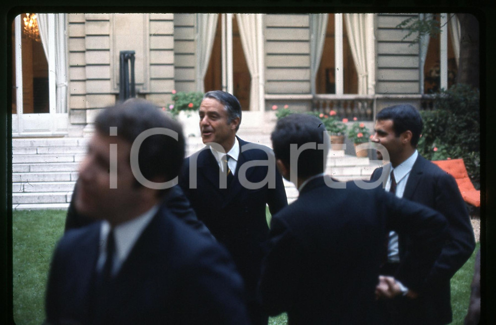 35mm vintage slide * 1969 PARIS Sargent SHRIVER in American Embassy garden Diapositiva d'epoca, in formato 35 mm.   CONDIZIONI: GOODE' severamente vietata la riproduzione. Tutti i diritti sono riservati. ICharta mette in vendita, sul negozio eBay e in esclusiva sul sito "icharta" il proprio archivio composto da numerose diapositive e negativi fotografici d'epoca, tutti originali e autentici, che attraversano la storia del costume italiano tra gli la fine degli anni Sessanta e Novanta.Si tratta di uno sguardo inedito sull'attualit&agrave;, la politica, la vita quotidiana, il gossip e la cultura, che fotografa il cambiamento della nazione in quest'ultimo scorcio del XX secolo. Un'occasione unica per il mercato del collezionismo, che vede finalmente disponibile un archivio eccezionale per vastit&agrave;, tematiche e condizioni, in un settore (il negativo fotografico e la diapositiva) di assoluta novit&agrave; e dalle interessanti prospettive di investimento.  originale e autentica 1