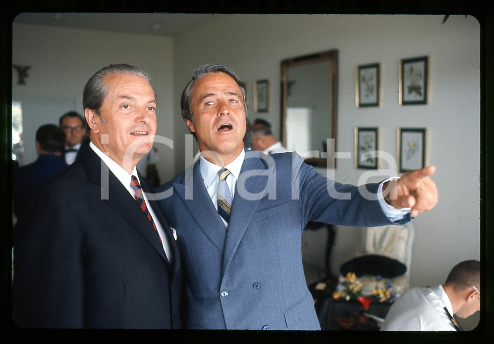 35mm vintage slide * 1969 NICE Sargent SHRIVER nel salone d'onore areoporto Diapositiva d'epoca, in formato 35 mm.   CONDIZIONI: GOODE' severamente vietata la riproduzione. Tutti i diritti sono riservati. ICharta mette in vendita, sul negozio eBay e in esclusiva sul sito "icharta" il proprio archivio composto da numerose diapositive e negativi fotografici d'epoca, tutti originali e autentici, che attraversano la storia del costume italiano tra gli la fine degli anni Sessanta e Novanta.Si tratta di uno sguardo inedito sull'attualit&agrave;, la politica, la vita quotidiana, il gossip e la cultura, che fotografa il cambiamento della nazione in quest'ultimo scorcio del XX secolo. Un'occasione unica per il mercato del collezionismo, che vede finalmente disponibile un archivio eccezionale per vastit&agrave;, tematiche e condizioni, in un settore (il negativo fotografico e la diapositiva) di assoluta novit&agrave; e dalle interessanti prospettive di investimento.  originale e autentica 1