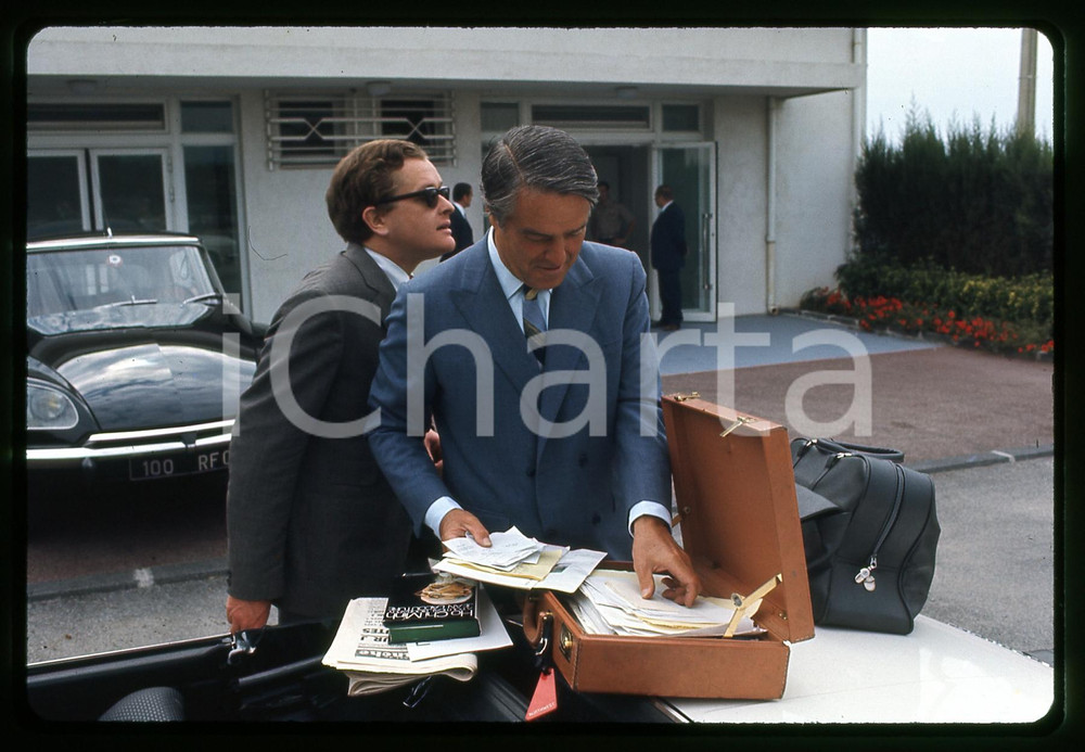 35mm vintage slide * 1969 NICE Sargent SHRIVER Dick AHEARN aiutante d'ambasciata Diapositiva d'epoca, in formato 35 mm.   CONDIZIONI: GOODE' severamente vietata la riproduzione. Tutti i diritti sono riservati. ICharta mette in vendita, sul negozio eBay e in esclusiva sul sito "icharta" il proprio archivio composto da numerose diapositive e negativi fotografici d'epoca, tutti originali e autentici, che attraversano la storia del costume italiano tra gli la fine degli anni Sessanta e Novanta.Si tratta di uno sguardo inedito sull'attualit&agrave;, la politica, la vita quotidiana, il gossip e la cultura, che fotografa il cambiamento della nazione in quest'ultimo scorcio del XX secolo. Un'occasione unica per il mercato del collezionismo, che vede finalmente disponibile un archivio eccezionale per vastit&agrave;, tematiche e condizioni, in un settore (il negativo fotografico e la diapositiva) di assoluta novit&agrave; e dalle interessanti prospettive di investimento.  originale e autentica 1