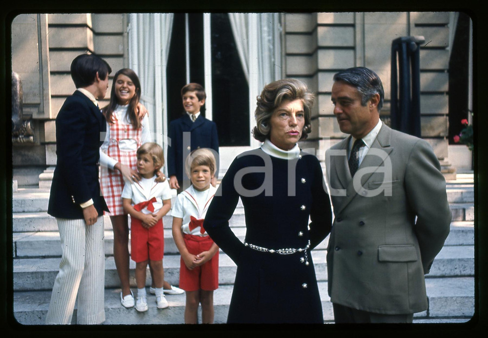 35mm vintage slide * 1969 PARIS Sargent SHRIVER Eunice KENNEDY e i figli Fotografia realizzata nel giardino dell'Ambasciata USA.Diapositiva d'epoca, in formato 35 mm.   CONDIZIONI: GOODE' severamente vietata la riproduzione. Tutti i diritti sono riservati. ICharta mette in vendita, sul negozio eBay e in esclusiva sul sito "icharta" il proprio archivio composto da numerose diapositive e negativi fotografici d'epoca, tutti originali e autentici, che attraversano la storia del costume italiano tra gli la fine degli anni Sessanta e Novanta.Si tratta di uno sguardo inedito sull'attualit&agrave;, la politica, la vita quotidiana, il gossip e la cultura, che fotografa il cambiamento della nazione in quest'ultimo scorcio del XX secolo. Un'occasione unica per il mercato del collezionismo, che vede finalmente disponibile un archivio eccezionale per vastit&agrave;, tematiche e condizioni, in un settore (il negativo fotografico e la diapositiva) di assoluta novit&agrave; e dalle interessanti prospettive di investimento.  originale e autentica 1