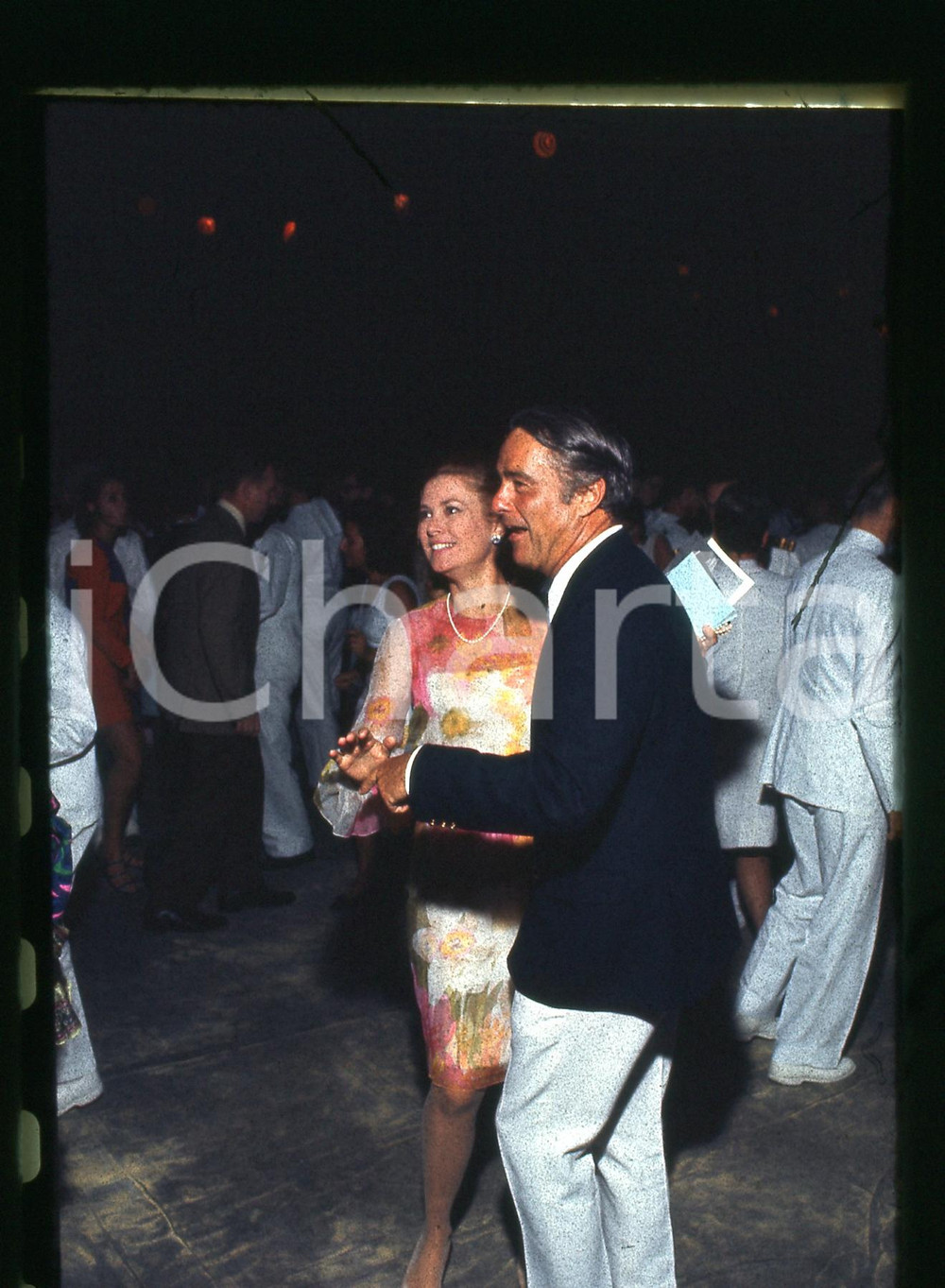 35mm vintage slide*1969 CANNES Sargent SHRIVER Grace KELLY a bordo della USS JFK Diapositiva d'epoca, in formato 35 mm.   CONDIZIONI: GOODE' severamente vietata la riproduzione. Tutti i diritti sono riservati. ICharta mette in vendita, sul negozio eBay e in esclusiva sul sito "icharta" il proprio archivio composto da numerose diapositive e negativi fotografici d'epoca, tutti originali e autentici, che attraversano la storia del costume italiano tra gli la fine degli anni Sessanta e Novanta.Si tratta di uno sguardo inedito sull'attualit&agrave;, la politica, la vita quotidiana, il gossip e la cultura, che fotografa il cambiamento della nazione in quest'ultimo scorcio del XX secolo. Un'occasione unica per il mercato del collezionismo, che vede finalmente disponibile un archivio eccezionale per vastit&agrave;, tematiche e condizioni, in un settore (il negativo fotografico e la diapositiva) di assoluta novit&agrave; e dalle interessanti prospettive di investimento.  originale e autentica 1