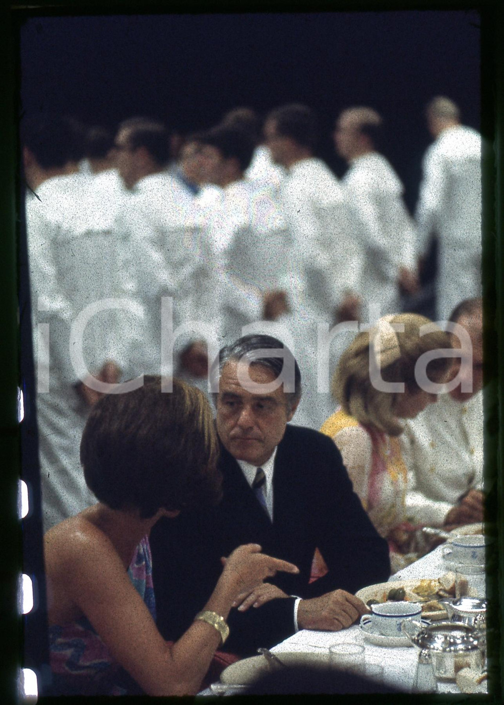 35mm vintage slide * 1969 CANNES Sargent SHRIVER Pranzo a bordo della USS JFK Diapositiva d'epoca, in formato 35 mm.   CONDIZIONI: GOODE' severamente vietata la riproduzione. Tutti i diritti sono riservati. ICharta mette in vendita, sul negozio eBay e in esclusiva sul sito "icharta" il proprio archivio composto da numerose diapositive e negativi fotografici d'epoca, tutti originali e autentici, che attraversano la storia del costume italiano tra gli la fine degli anni Sessanta e Novanta.Si tratta di uno sguardo inedito sull'attualit&agrave;, la politica, la vita quotidiana, il gossip e la cultura, che fotografa il cambiamento della nazione in quest'ultimo scorcio del XX secolo. Un'occasione unica per il mercato del collezionismo, che vede finalmente disponibile un archivio eccezionale per vastit&agrave;, tematiche e condizioni, in un settore (il negativo fotografico e la diapositiva) di assoluta novit&agrave; e dalle interessanti prospettive di investimento.  originale e autentica 1
