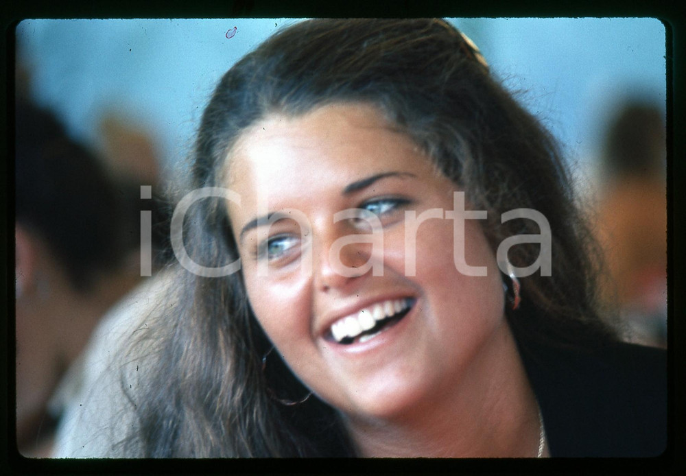 35mm vintage slide * 1975ca UNITED STATES  Maria SHRIVER Ritratto a convention 1 Diapositiva d'epoca, in formato 35 mm.   CONDIZIONI: GOODE' severamente vietata la riproduzione. Tutti i diritti sono riservati. ICharta mette in vendita, sul negozio eBay e in esclusiva sul sito "icharta" il proprio archivio composto da numerose diapositive e negativi fotografici d'epoca, tutti originali e autentici, che attraversano la storia del costume italiano tra gli la fine degli anni Sessanta e Novanta.Si tratta di uno sguardo inedito sull'attualit&agrave;, la politica, la vita quotidiana, il gossip e la cultura, che fotografa il cambiamento della nazione in quest'ultimo scorcio del XX secolo. Un'occasione unica per il mercato del collezionismo, che vede finalmente disponibile un archivio eccezionale per vastit&agrave;, tematiche e condizioni, in un settore (il negativo fotografico e la diapositiva) di assoluta novit&agrave; e dalle interessanti prospettive di investimento.  originale e autentica 1