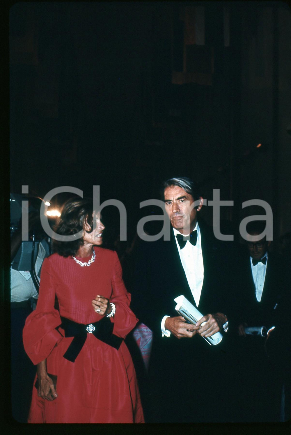 35mm vintage slide * 1969 CANNES Eunice KENNEDY e Gregory PECK a evento mondano Fotografia realizzata nel giardino dell'Ambasciata USA.Diapositiva d'epoca, in formato 35 mm.   CONDIZIONI: GOODE' severamente vietata la riproduzione. Tutti i diritti sono riservati. ICharta mette in vendita, sul negozio eBay e in esclusiva sul sito "icharta" il proprio archivio composto da numerose diapositive e negativi fotografici d'epoca, tutti originali e autentici, che attraversano la storia del costume italiano tra gli la fine degli anni Sessanta e Novanta.Si tratta di uno sguardo inedito sull'attualit&agrave;, la politica, la vita quotidiana, il gossip e la cultura, che fotografa il cambiamento della nazione in quest'ultimo scorcio del XX secolo. Un'occasione unica per il mercato del collezionismo, che vede finalmente disponibile un archivio eccezionale per vastit&agrave;, tematiche e condizioni, in un settore (il negativo fotografico e la diapositiva) di assoluta novit&agrave; e dalle interessanti prospettive di investimento.  originale e autentica 1