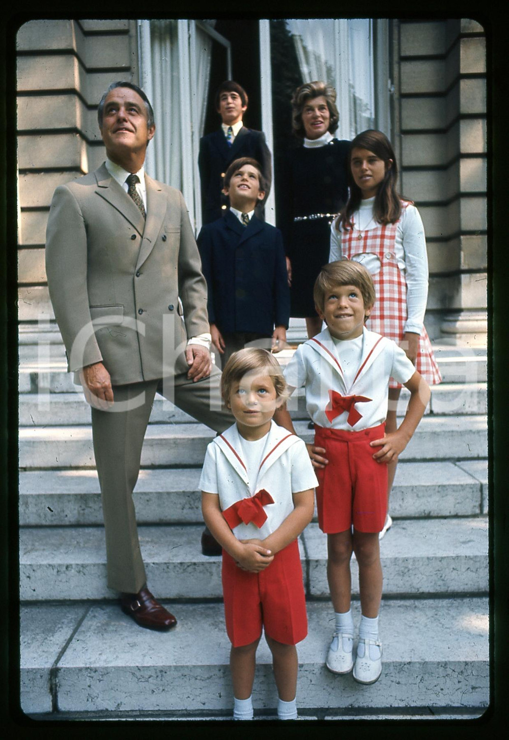35mm vintage slide * 1969 PARIS Sargent SHRIVER Eunice KENNEDY e i figli (1) Fotografia realizzata nel giardino dell'Ambasciata USA.Diapositiva d'epoca, in formato 35 mm.   CONDIZIONI: GOODE' severamente vietata la riproduzione. Tutti i diritti sono riservati. ICharta mette in vendita, sul negozio eBay e in esclusiva sul sito "icharta" il proprio archivio composto da numerose diapositive e negativi fotografici d'epoca, tutti originali e autentici, che attraversano la storia del costume italiano tra gli la fine degli anni Sessanta e Novanta.Si tratta di uno sguardo inedito sull'attualit&agrave;, la politica, la vita quotidiana, il gossip e la cultura, che fotografa il cambiamento della nazione in quest'ultimo scorcio del XX secolo. Un'occasione unica per il mercato del collezionismo, che vede finalmente disponibile un archivio eccezionale per vastit&agrave;, tematiche e condizioni, in un settore (il negativo fotografico e la diapositiva) di assoluta novit&agrave; e dalle interessanti prospettive di investimento.  originale e autentica 1