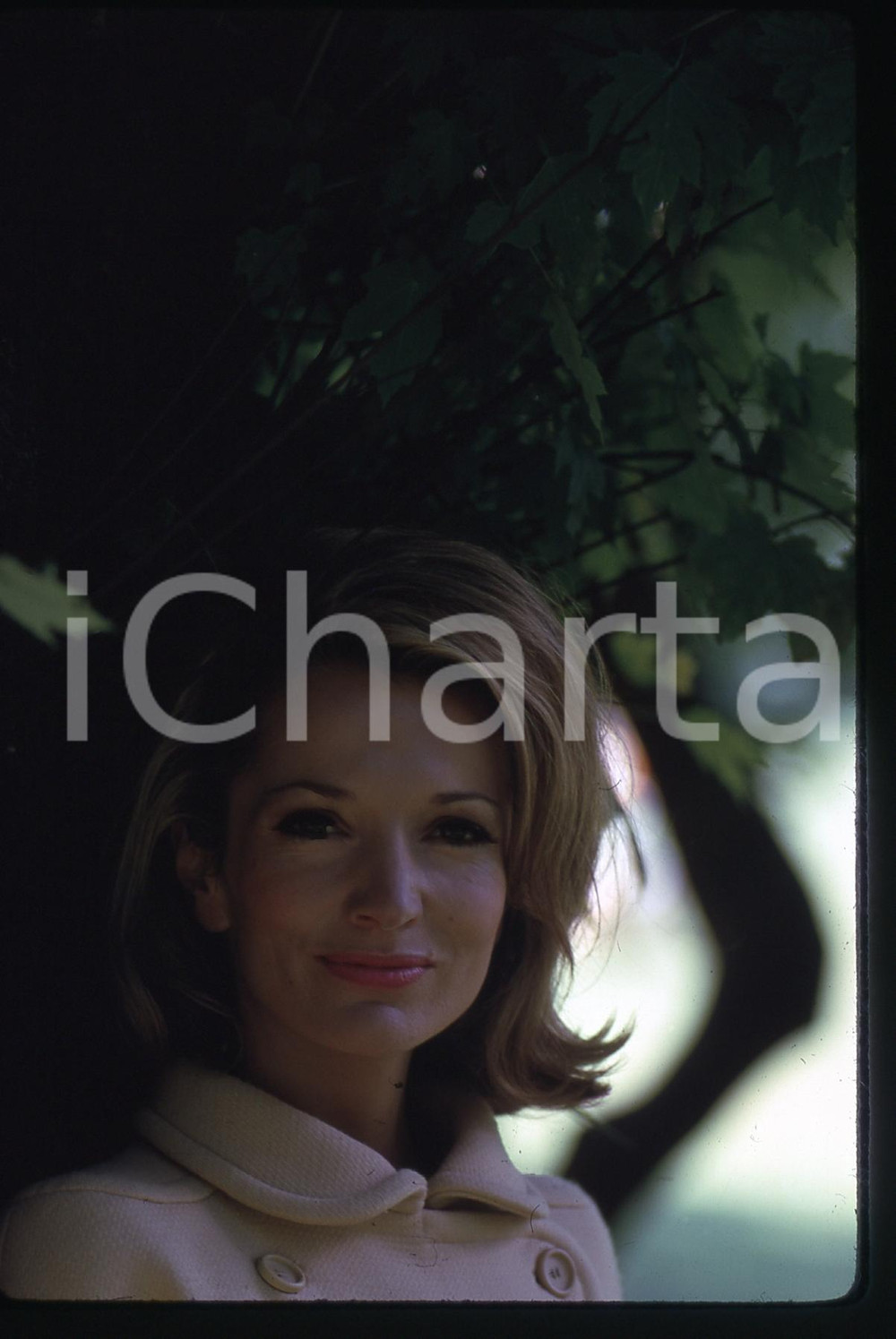 35mm vintage slide*1970ca UNITED STATES Lee RADZIWILL Ritratto della Principessa Diapositiva d'epoca, in formato 35 mm.   CONDIZIONI: GOODE' severamente vietata la riproduzione. Tutti i diritti sono riservati. ICharta mette in vendita, sul negozio eBay e in esclusiva sul sito "icharta" il proprio archivio composto da numerose diapositive e negativi fotografici d'epoca, tutti originali e autentici, che attraversano la storia del costume italiano tra gli la fine degli anni Sessanta e Novanta.Si tratta di uno sguardo inedito sull'attualit&agrave;, la politica, la vita quotidiana, il gossip e la cultura, che fotografa il cambiamento della nazione in quest'ultimo scorcio del XX secolo. Un'occasione unica per il mercato del collezionismo, che vede finalmente disponibile un archivio eccezionale per vastit&agrave;, tematiche e condizioni, in un settore (il negativo fotografico e la diapositiva) di assoluta novit&agrave; e dalle interessanti prospettive di investimento.  originale e autentica 1
