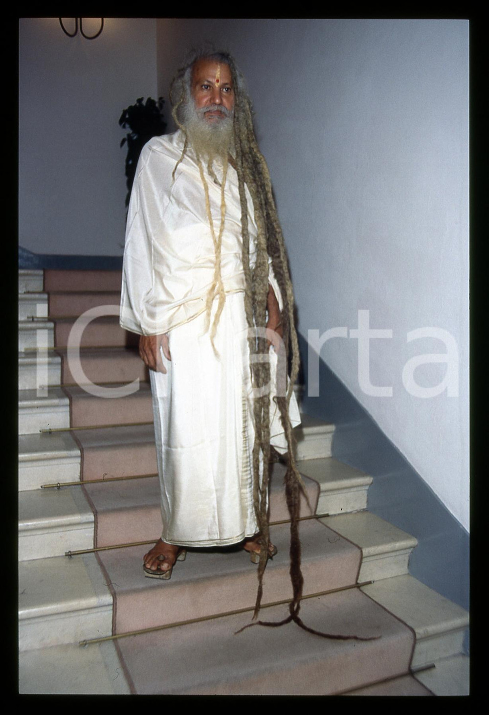 35mm vintage slide * 1990ca ITALIA Sr Sri Sri SATCHIDANANDA Maestro di yoga (2) Diapositiva d'epoca, in formato 35 mm.   CONDIZIONI: GOODE' severamente vietata la riproduzione. Tutti i diritti sono riservati. ICharta mette in vendita, sul negozio eBay e in esclusiva sul sito "icharta" il proprio archivio composto da numerose diapositive e negativi fotografici d'epoca, tutti originali e autentici, che attraversano la storia del costume italiano tra gli la fine degli anni Sessanta e Novanta.Si tratta di uno sguardo inedito sull'attualit&agrave;, la politica, la vita quotidiana, il gossip e la cultura, che fotografa il cambiamento della nazione in quest'ultimo scorcio del XX secolo. Un'occasione unica per il mercato del collezionismo, che vede finalmente disponibile un archivio eccezionale per vastit&agrave;, tematiche e condizioni, in un settore (il negativo fotografico e la diapositiva) di assoluta novit&agrave; e dalle interessanti prospettive di investimento.  originale e autentica 1