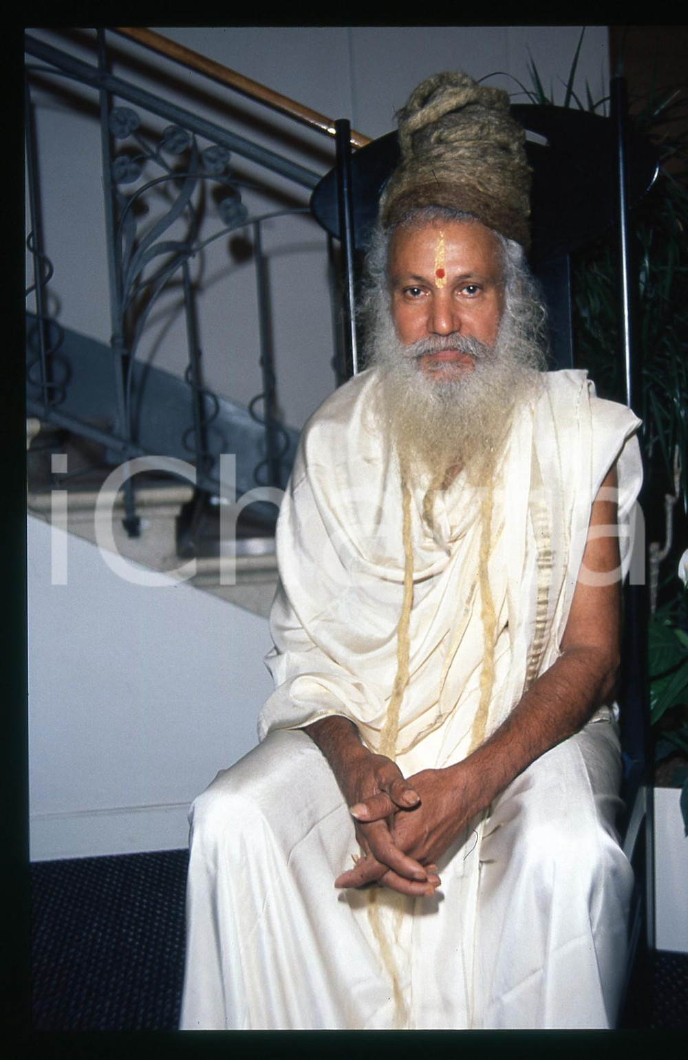 35mm vintage slide * 1990ca ITALIA Sr Sri Sri SATCHIDANANDA Maestro di yoga (7) Diapositiva d'epoca, in formato 35 mm.   CONDIZIONI: GOODE' severamente vietata la riproduzione. Tutti i diritti sono riservati. ICharta mette in vendita, sul negozio eBay e in esclusiva sul sito "icharta" il proprio archivio composto da numerose diapositive e negativi fotografici d'epoca, tutti originali e autentici, che attraversano la storia del costume italiano tra gli la fine degli anni Sessanta e Novanta.Si tratta di uno sguardo inedito sull'attualit&agrave;, la politica, la vita quotidiana, il gossip e la cultura, che fotografa il cambiamento della nazione in quest'ultimo scorcio del XX secolo. Un'occasione unica per il mercato del collezionismo, che vede finalmente disponibile un archivio eccezionale per vastit&agrave;, tematiche e condizioni, in un settore (il negativo fotografico e la diapositiva) di assoluta novit&agrave; e dalle interessanti prospettive di investimento.  originale e autentica 1