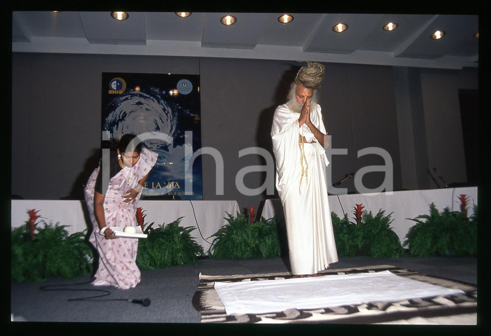 35mm vintage slide * 1990ca ITALIA Sr Sri Sri SATCHIDANANDA Maestro di yoga (10) Diapositiva d'epoca, in formato 35 mm.   CONDIZIONI: GOODE' severamente vietata la riproduzione. Tutti i diritti sono riservati. ICharta mette in vendita, sul negozio eBay e in esclusiva sul sito "icharta" il proprio archivio composto da numerose diapositive e negativi fotografici d'epoca, tutti originali e autentici, che attraversano la storia del costume italiano tra gli la fine degli anni Sessanta e Novanta.Si tratta di uno sguardo inedito sull'attualit&agrave;, la politica, la vita quotidiana, il gossip e la cultura, che fotografa il cambiamento della nazione in quest'ultimo scorcio del XX secolo. Un'occasione unica per il mercato del collezionismo, che vede finalmente disponibile un archivio eccezionale per vastit&agrave;, tematiche e condizioni, in un settore (il negativo fotografico e la diapositiva) di assoluta novit&agrave; e dalle interessanti prospettive di investimento.  originale e autentica 1
